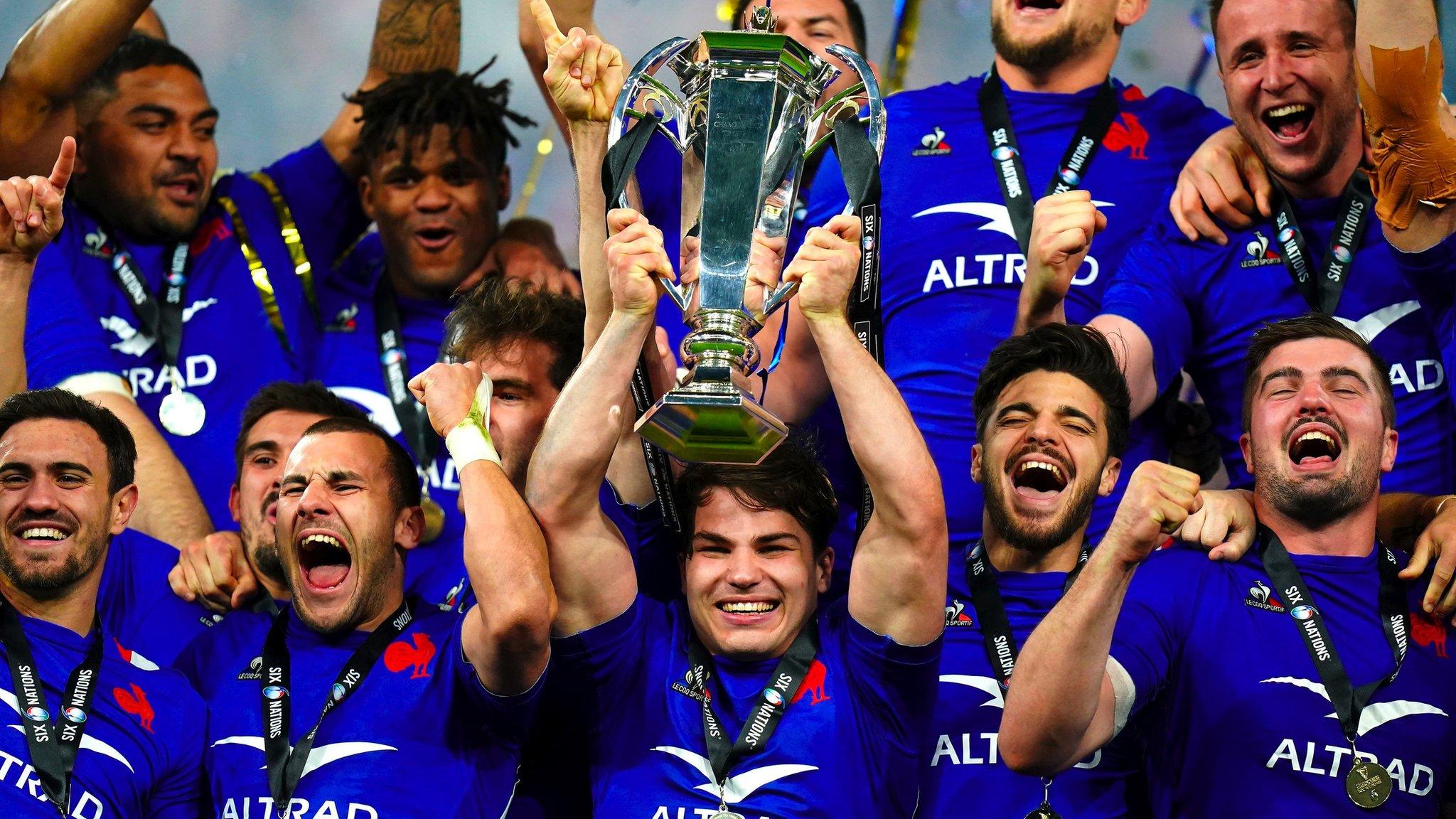 France's Antoine Dupont (centre) lifts the trophy with team-mates