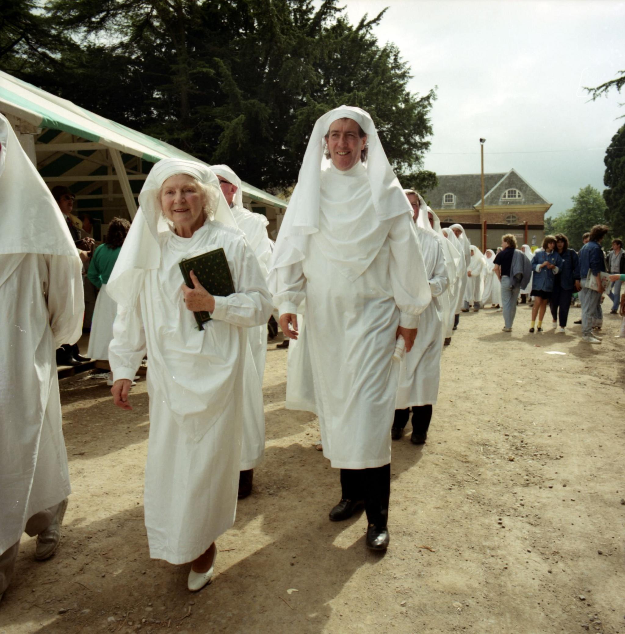 Hywel Gwynfryn yn cael ei urddo i'r wisg Wen - Casnewydd 1988