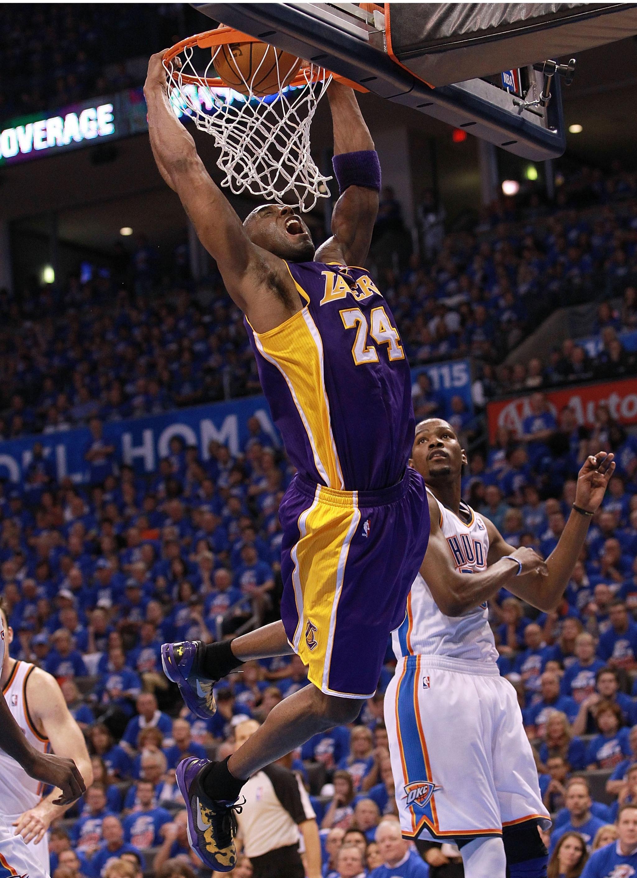 Kobe Bryant dunks at the last game of his career.