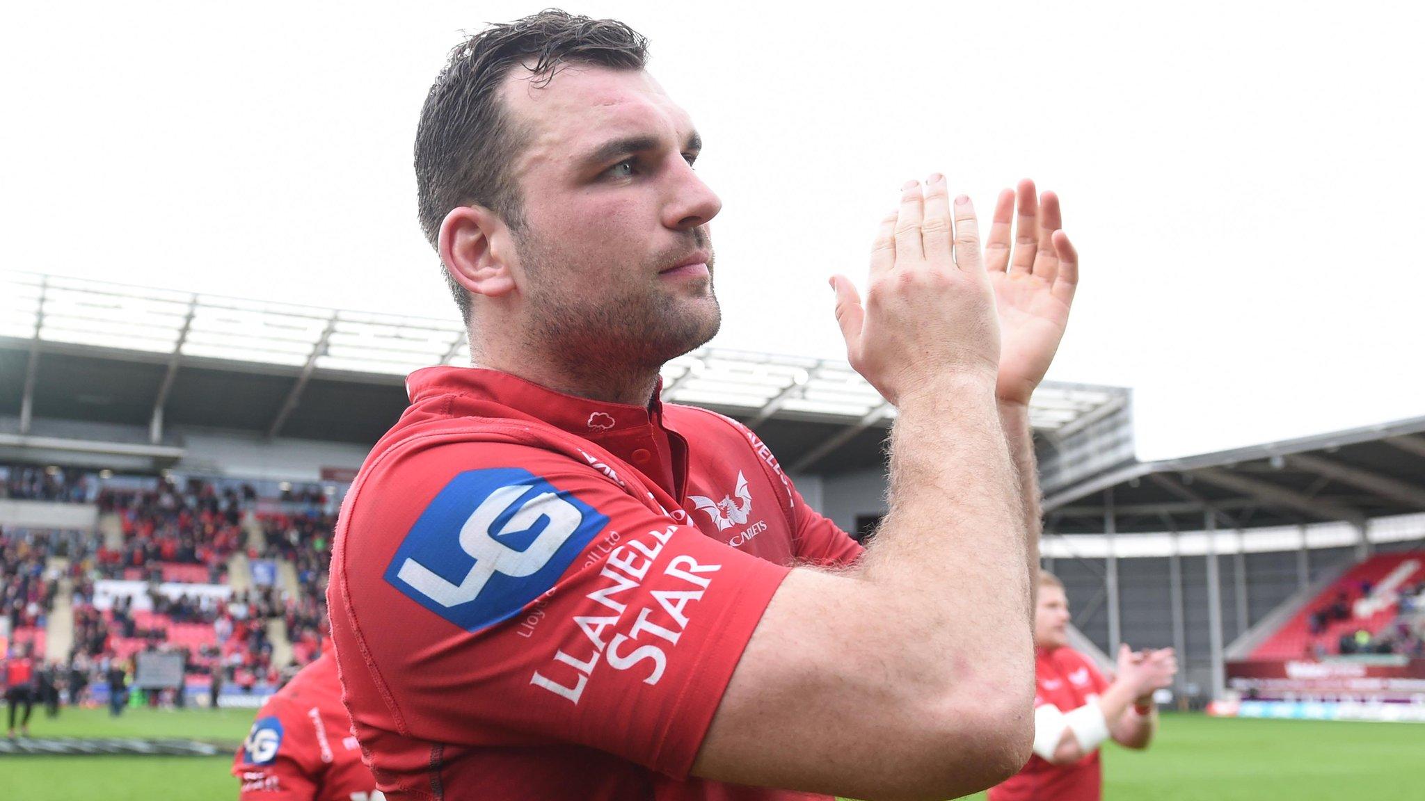 Tadhg Beirne clapping
