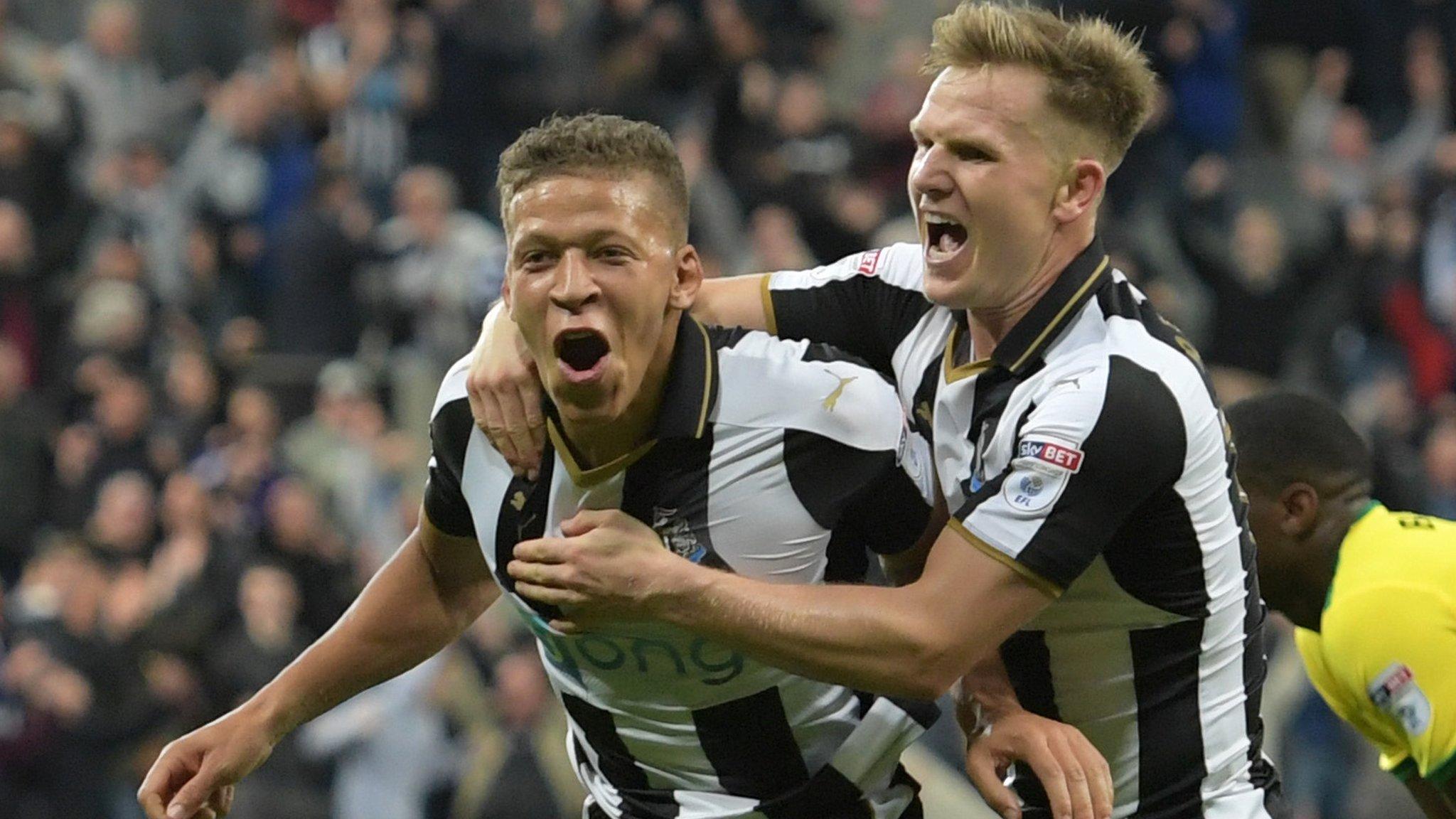 Dwight Gayle (left)