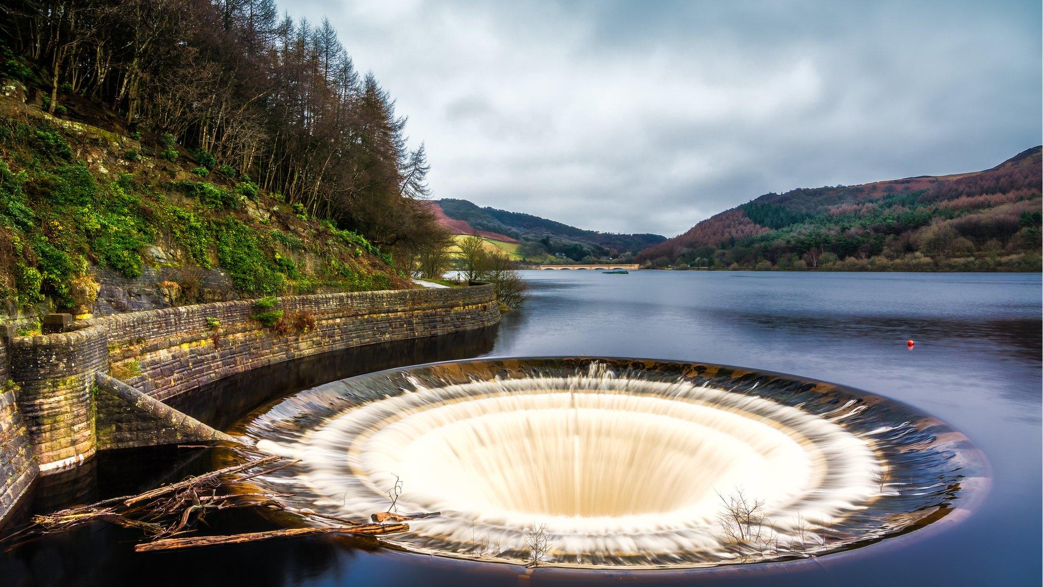 overflow-in-ladybower-lake