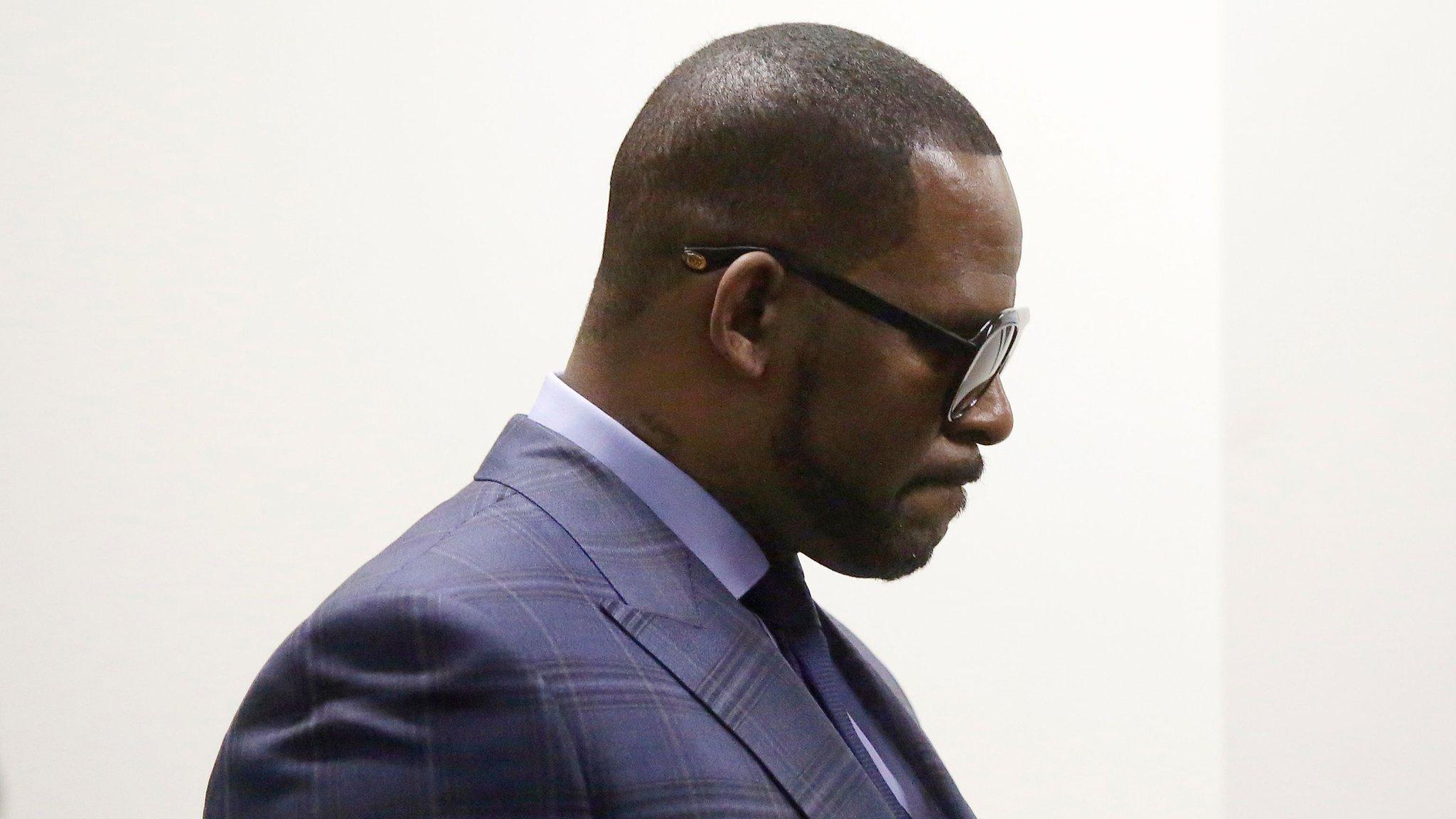 R. Kelly arrives at the Circuit Court of Cook County, Domestic Relations Division on March 6, 2019