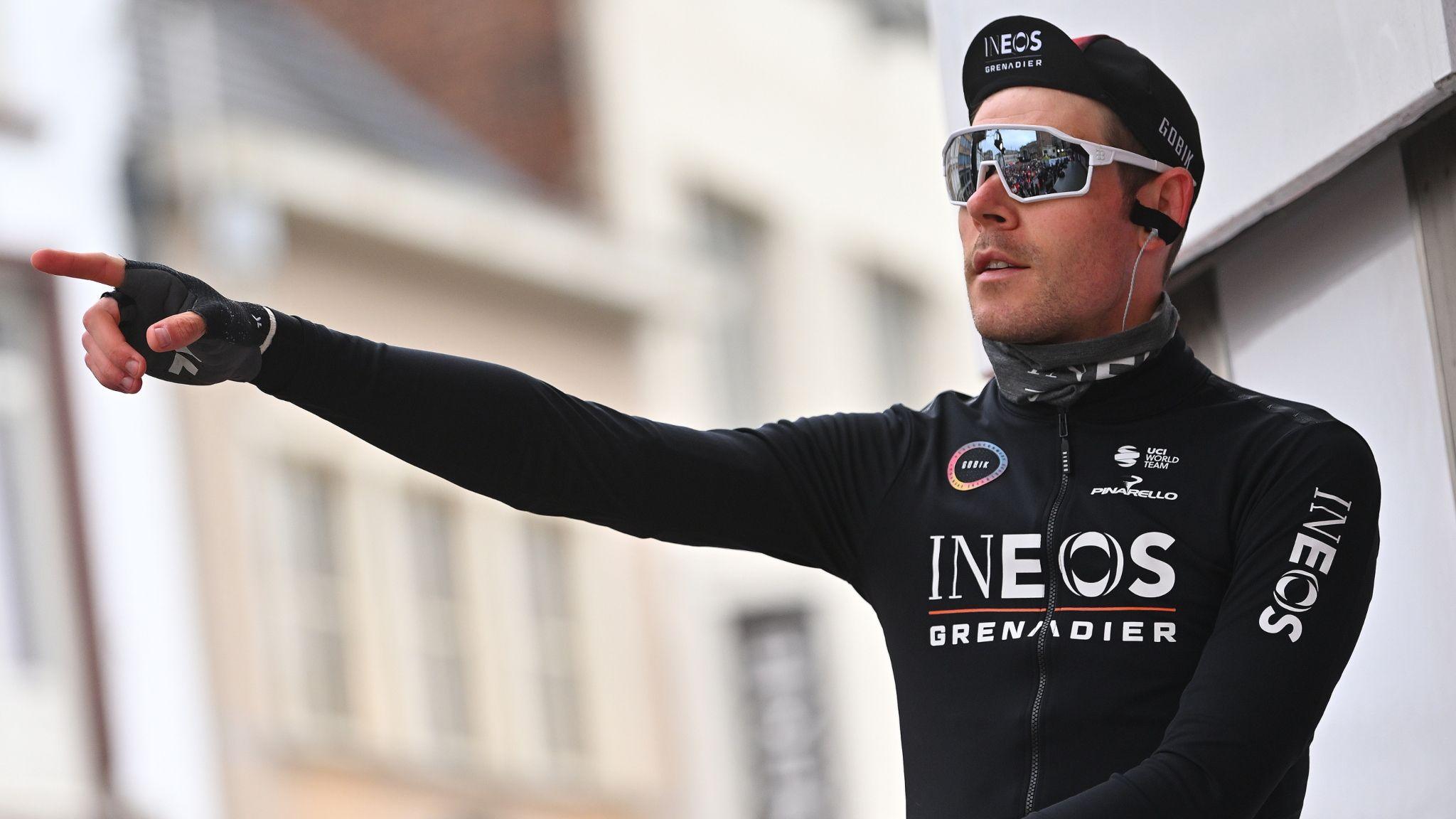 Luke Rowe points in Team Ineos kit