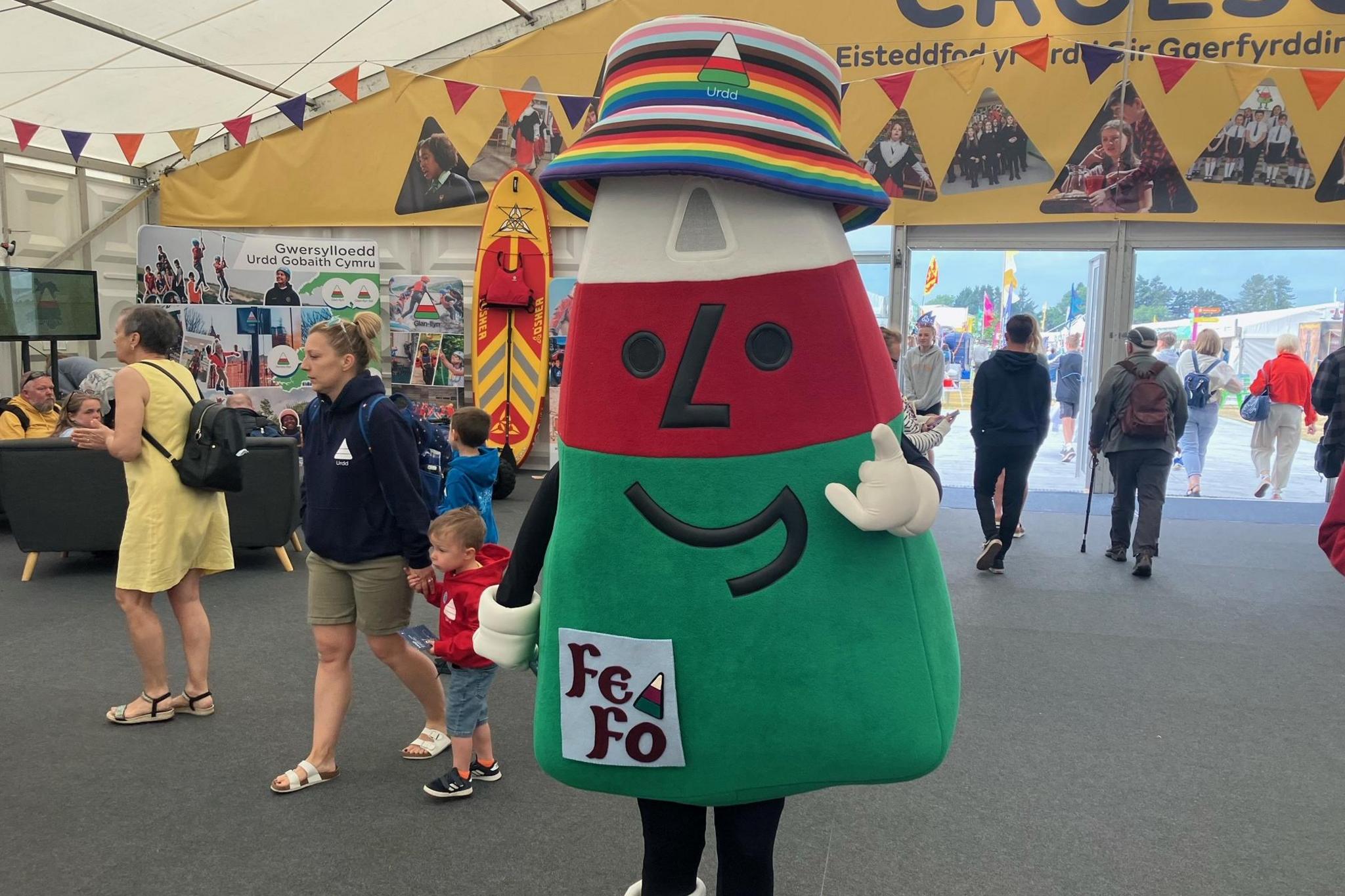 Mr Urdd gyda het fwced enfys a bathodyn rhagenwau