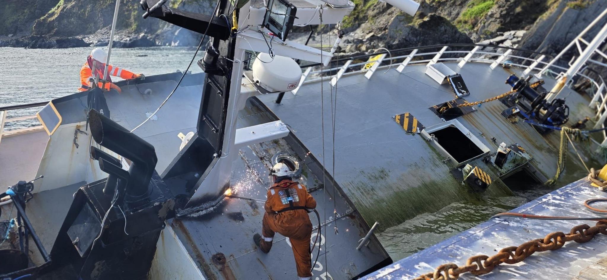 Experts salvaging ship