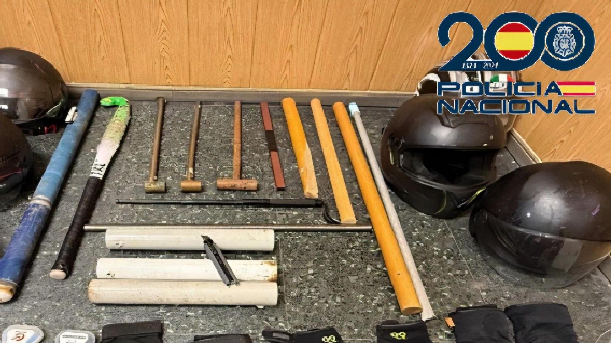 Weapons displayed by National Police in Spain that are alleged to have belonged to violent factions of football supporters