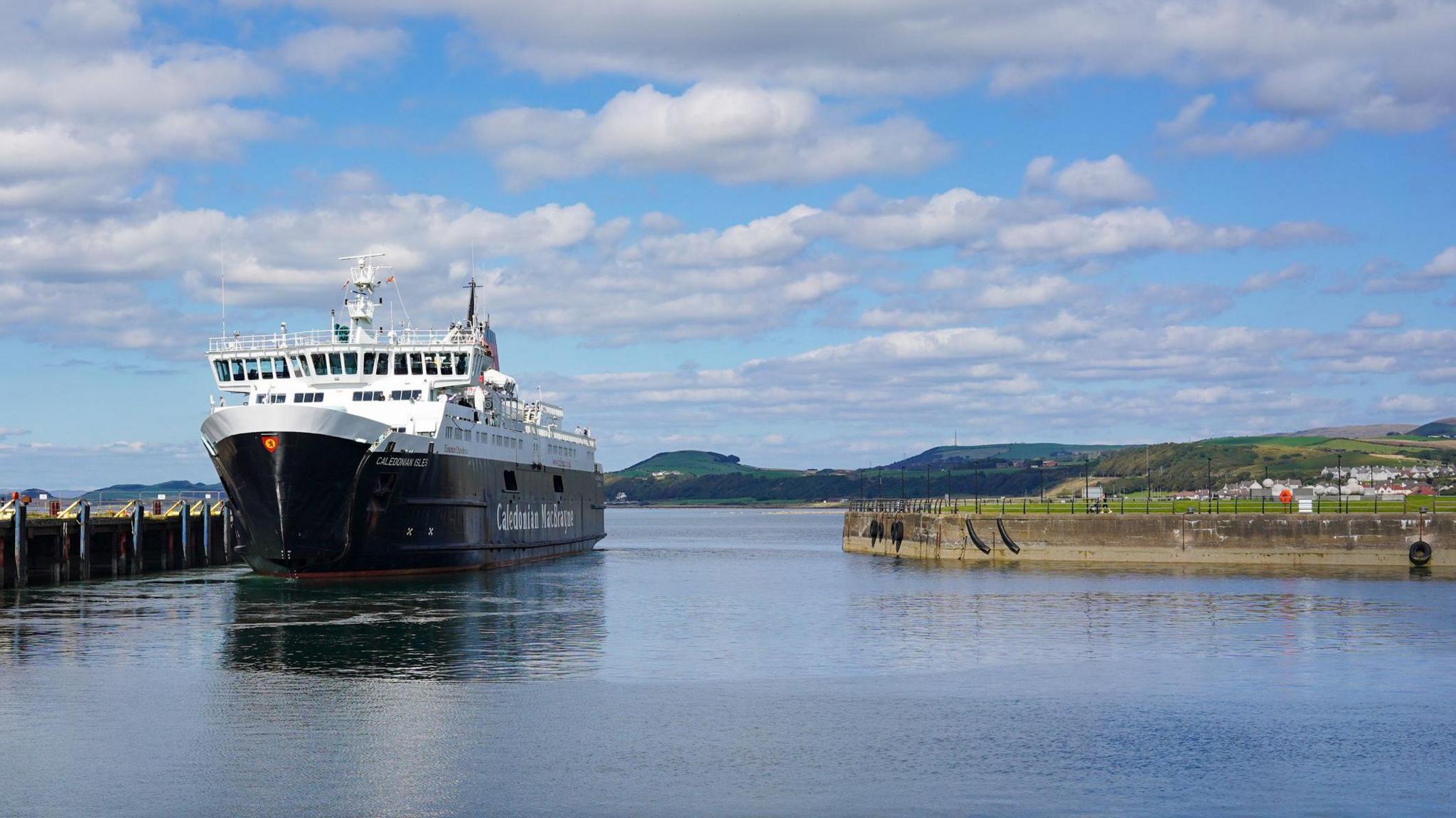 MV Caledonian Isles aig Cala Àird Rosain