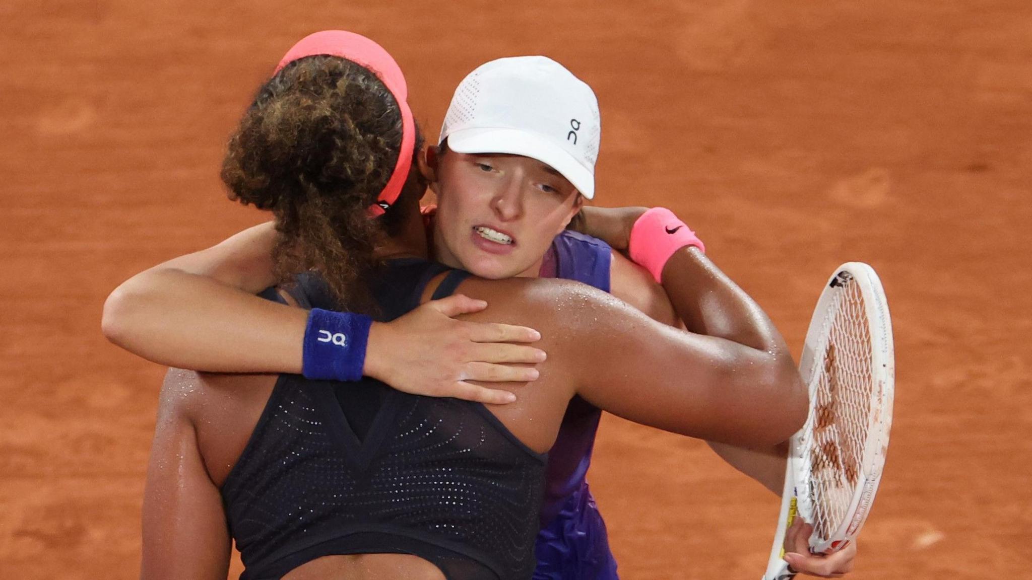 Iga Swiatek hugs Naomi Osaka