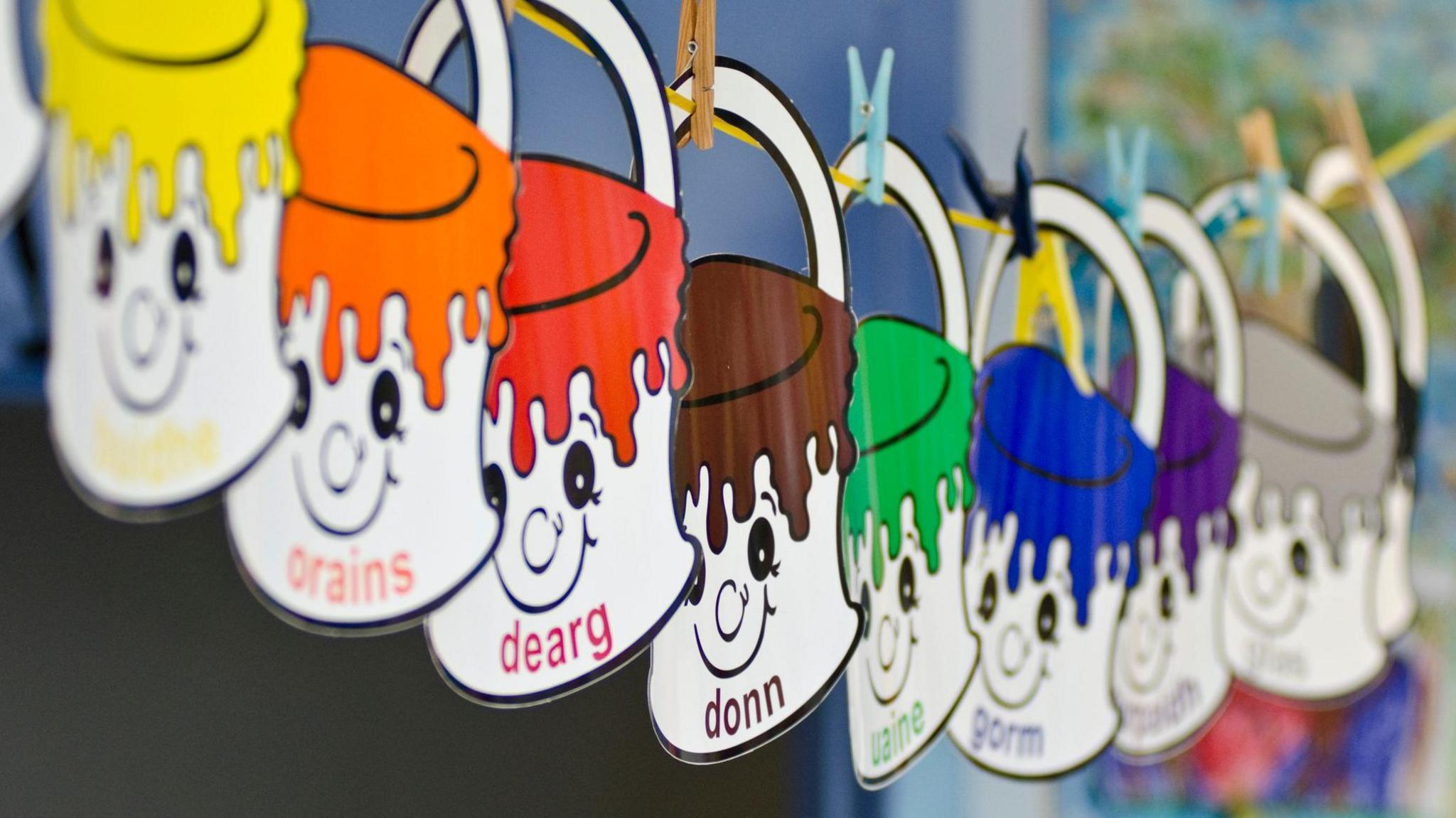 Cumaidhean pàipeir de phoitean-peanta le na dathan a tha nam broinn sgrìobhte orra sa Ghàidhlig