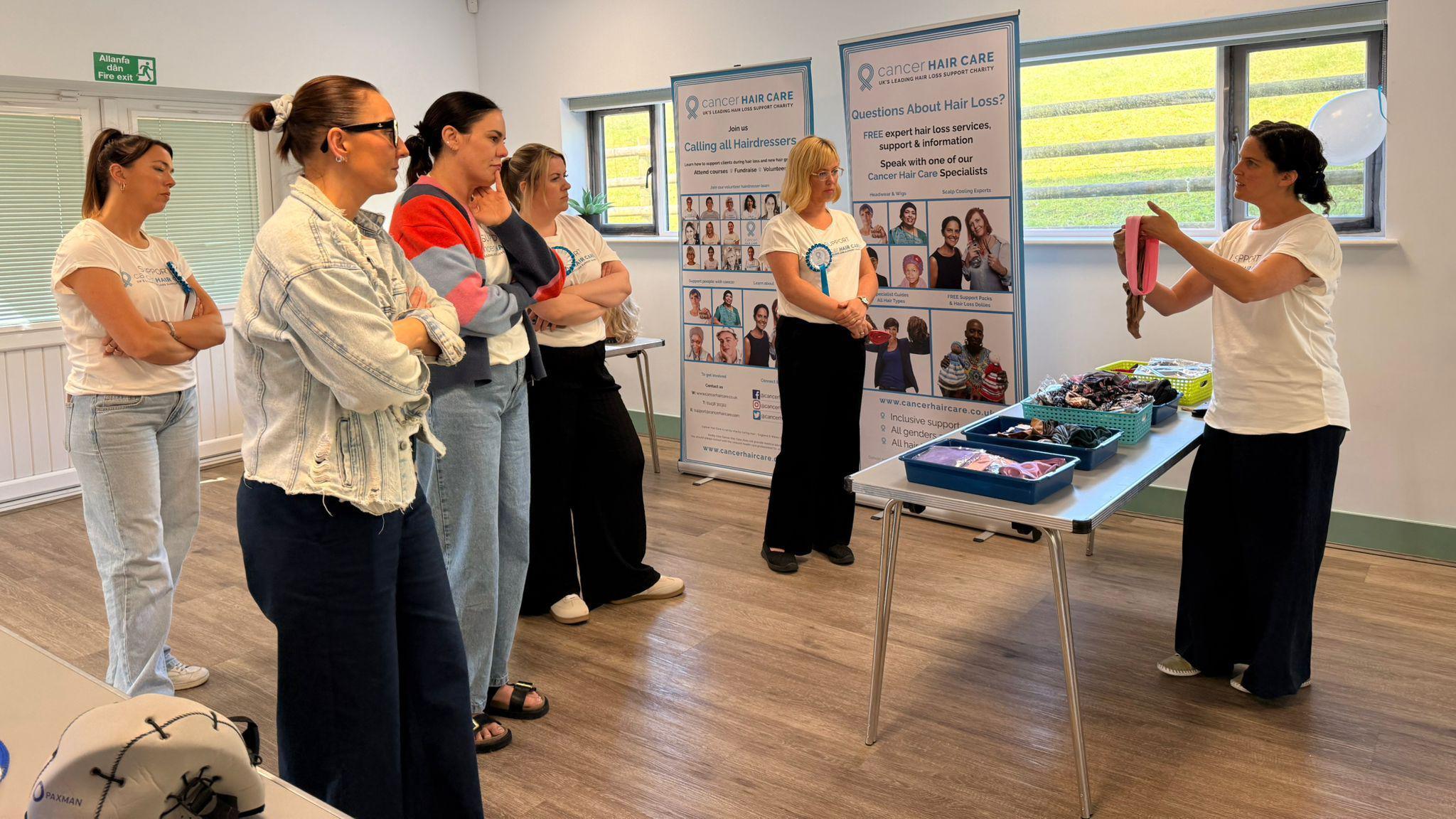 Diwrnod hyfforddiant gydag elusen Cancer Hair Care yn Stevenage ger Llundain