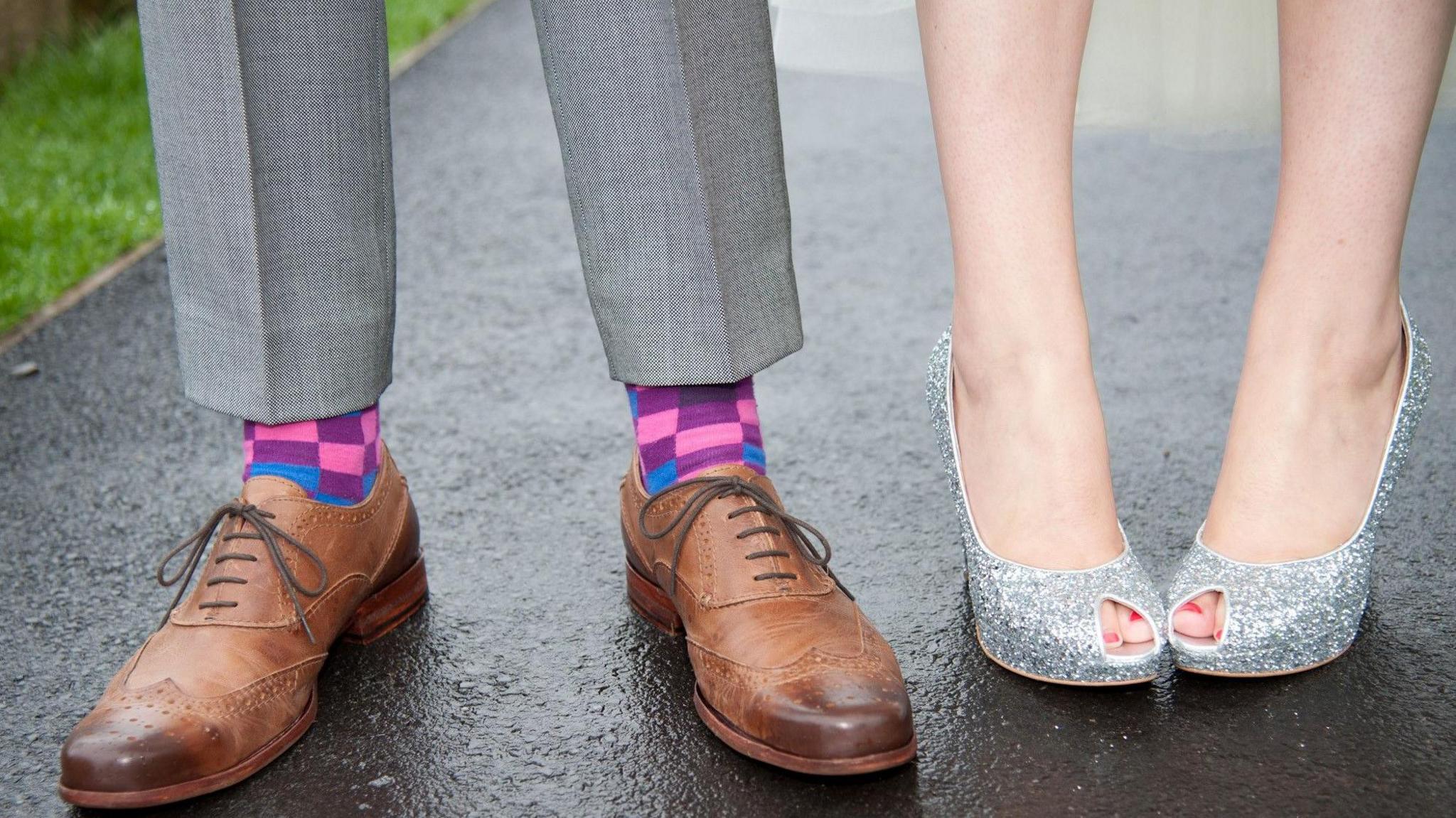 Esgidau priodas Huw Llyr ac Elen Gwynne. Esgidiau addas i ddawnsio i Maffia Mr Huws