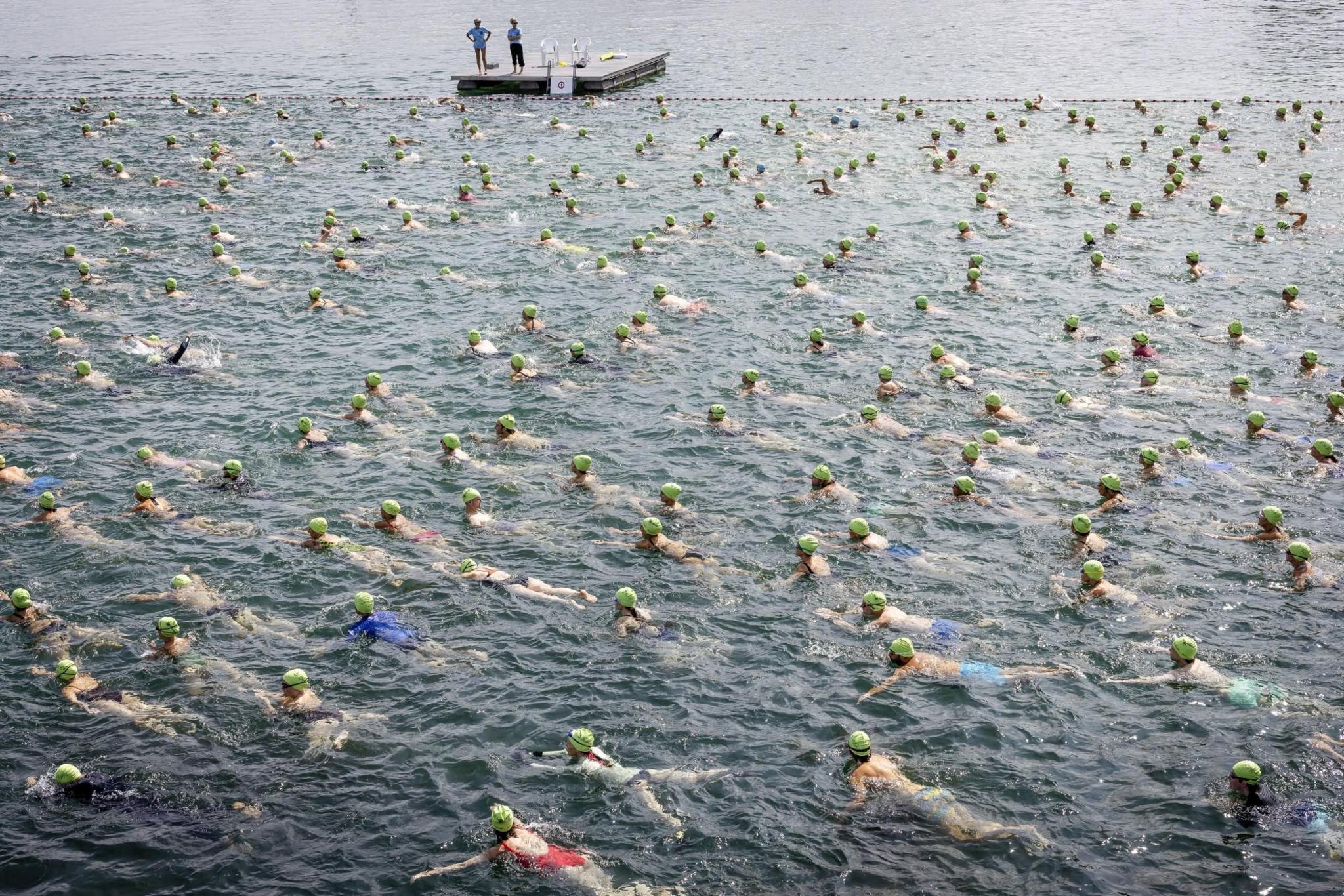 Swimmers cross Lake Zurich