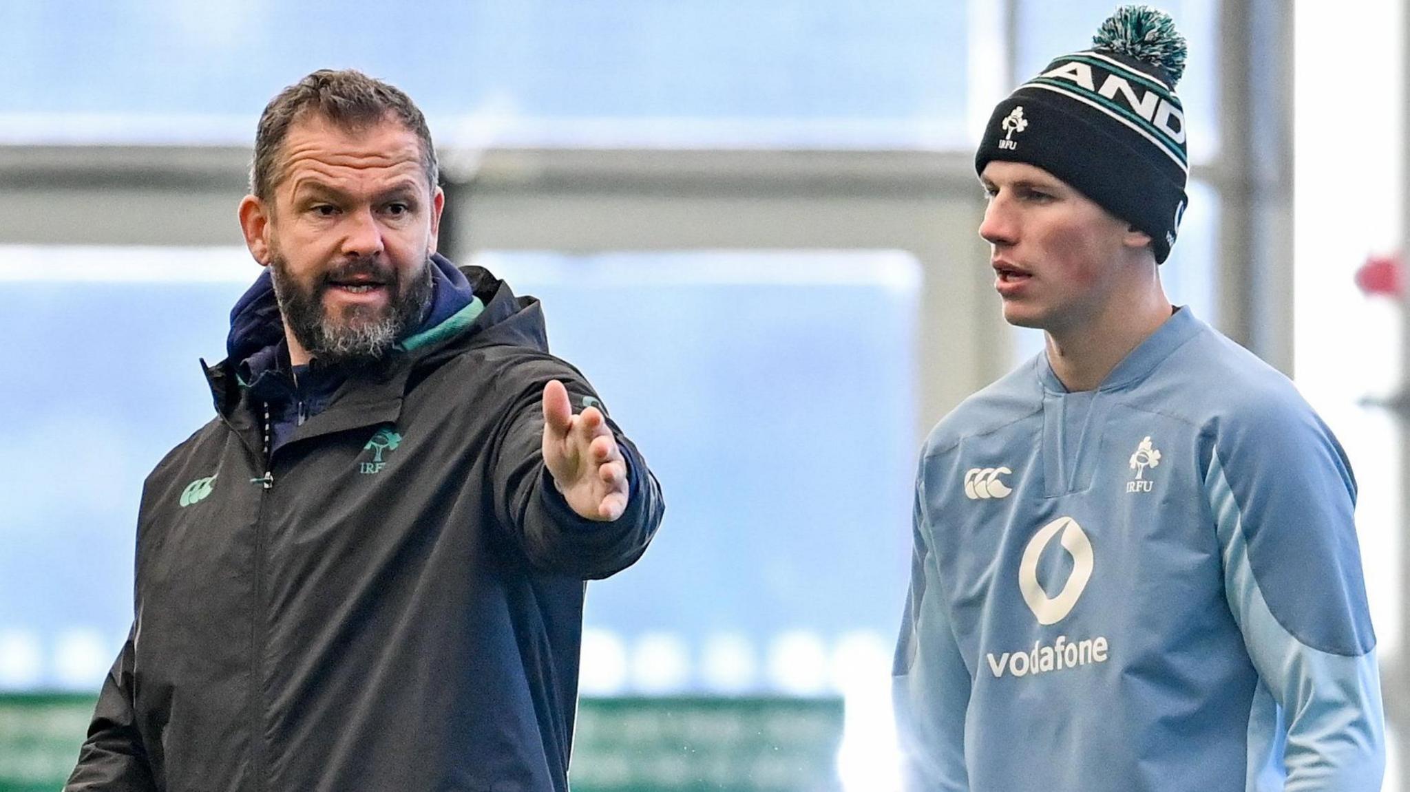 Andy Farrell speaks to Sam Prendergast during training