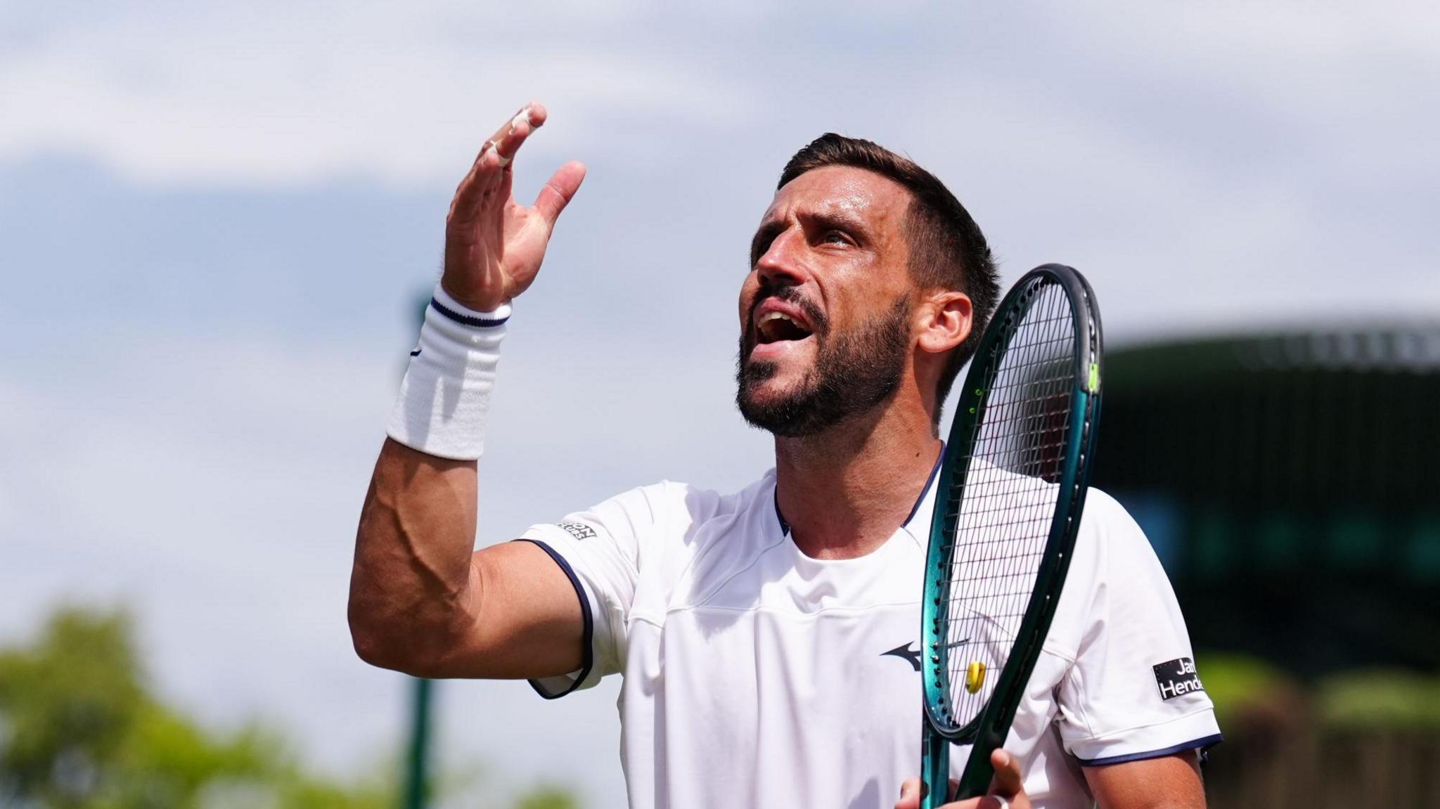 Damir Dzumur argues with the chair umpire