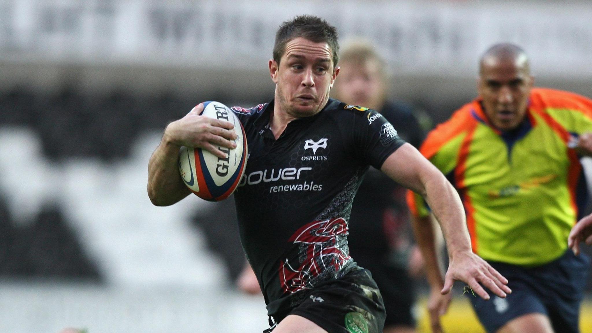 Ospreys wing Shane Williams on the run against Worcester in 2008