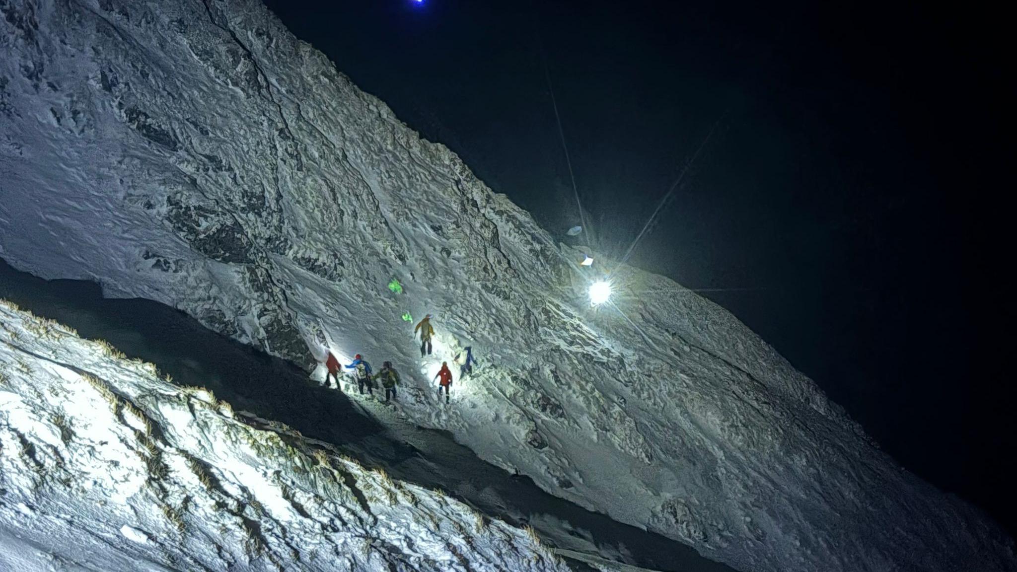 Beanntan air an còmhdachadh le sneachd is Sgioba Teasairginn Bheanntan Ghleann Comhann air a dhol an sàs
