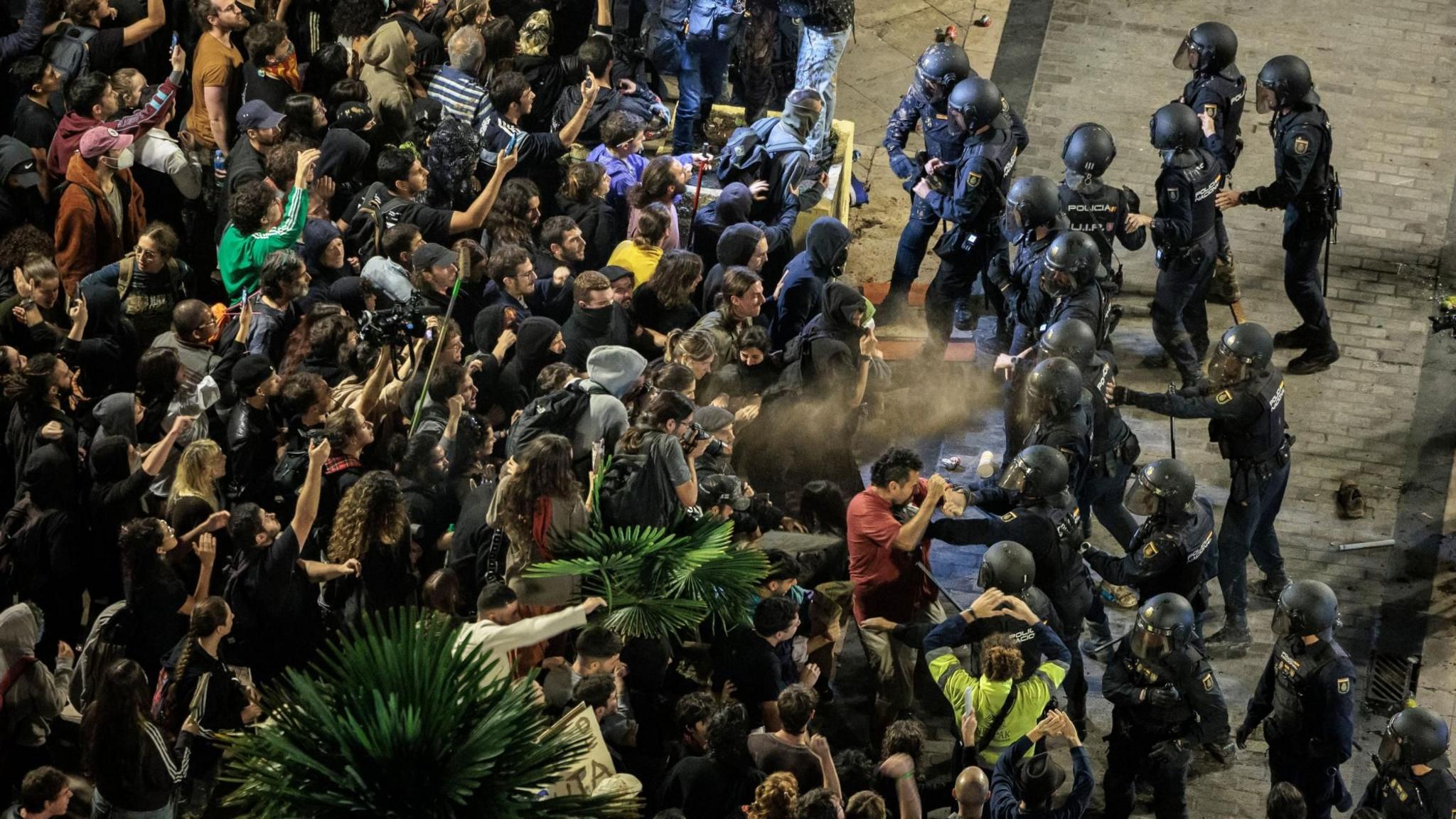 Protesters clash with Spanish Police officers as thousands of people march to call for the resignation of Valencia's regional government due to the management of the floods in Valencia province, in Valencia, Spain, 09 November 2024.