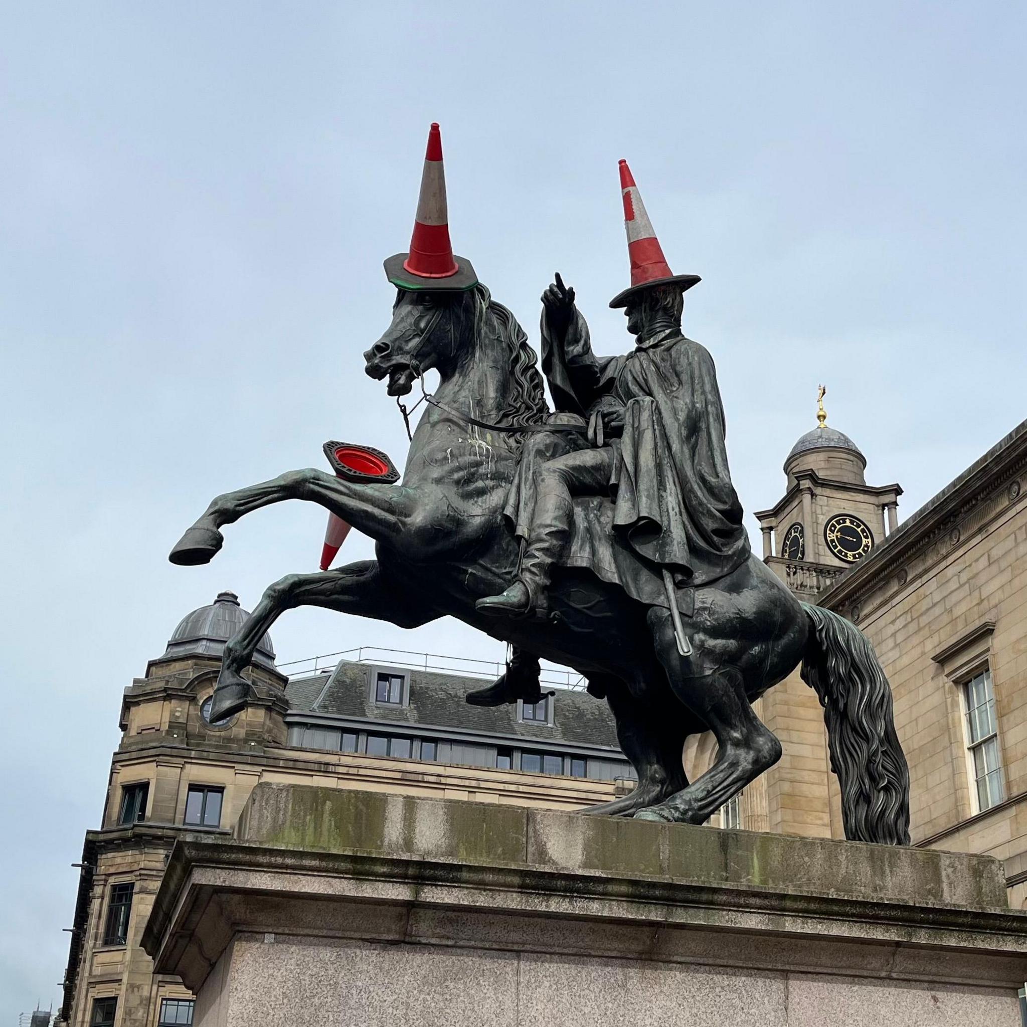 Patung Duke of Wellington di Edinburg dengan cone lalu lintas di atasnya.