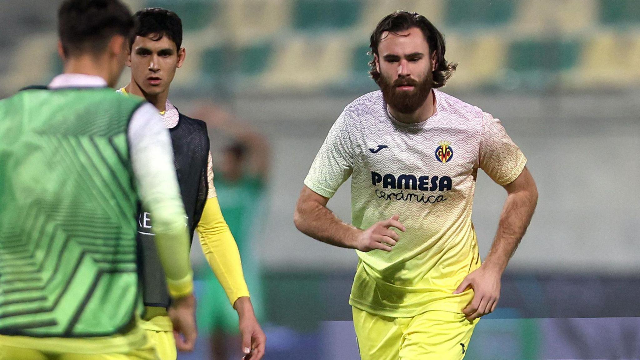 Ben Brereton Diaz warms up before a Villarreal match