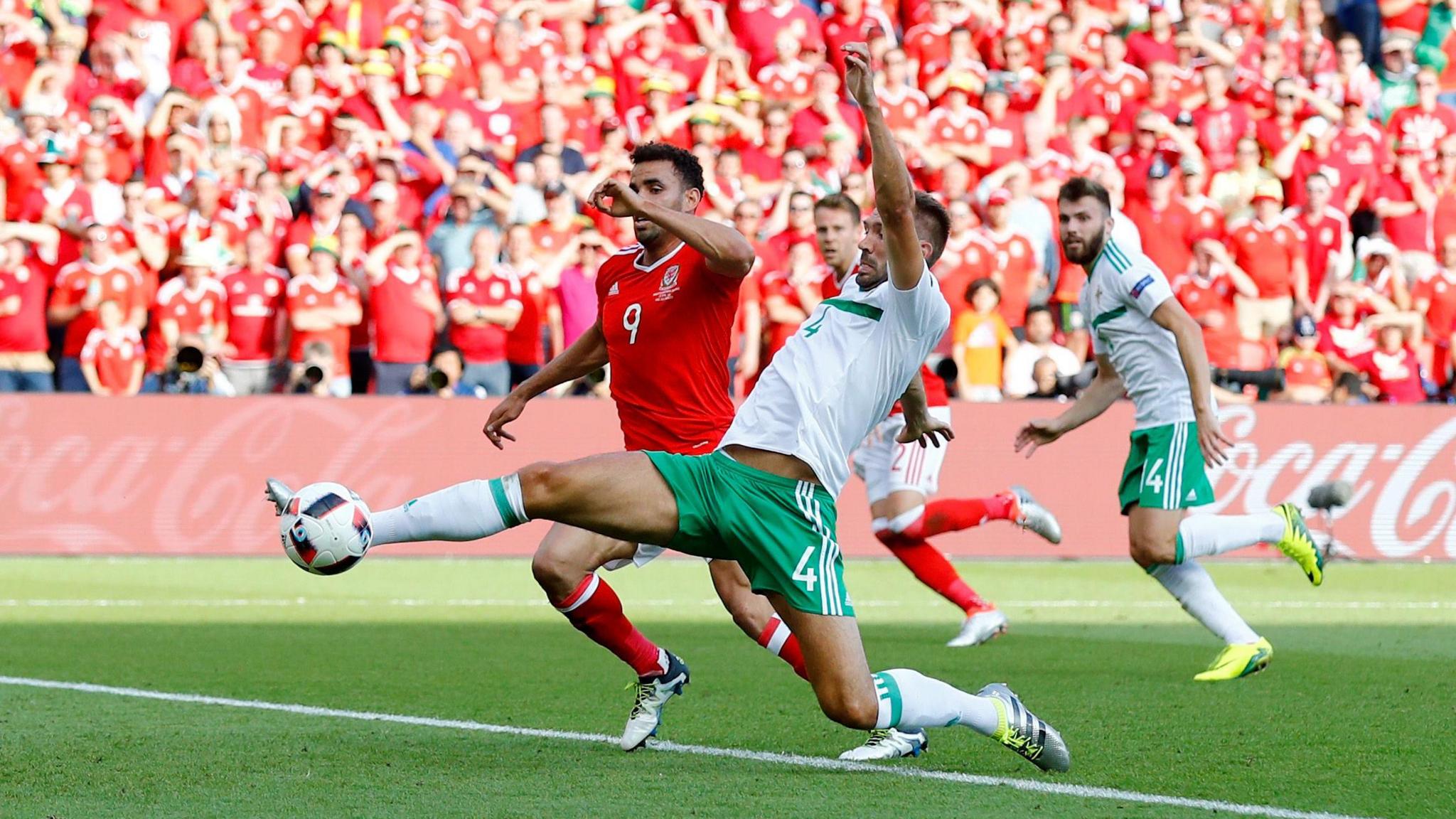 Cymru v Gogledd Iwerddon yn 2016