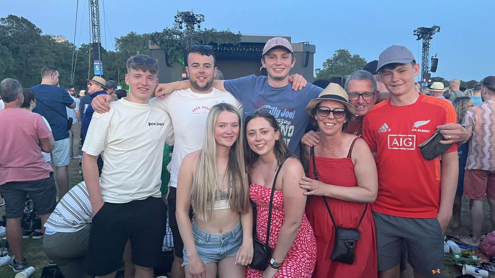 Iwan a'i deulu yn Hyde Park