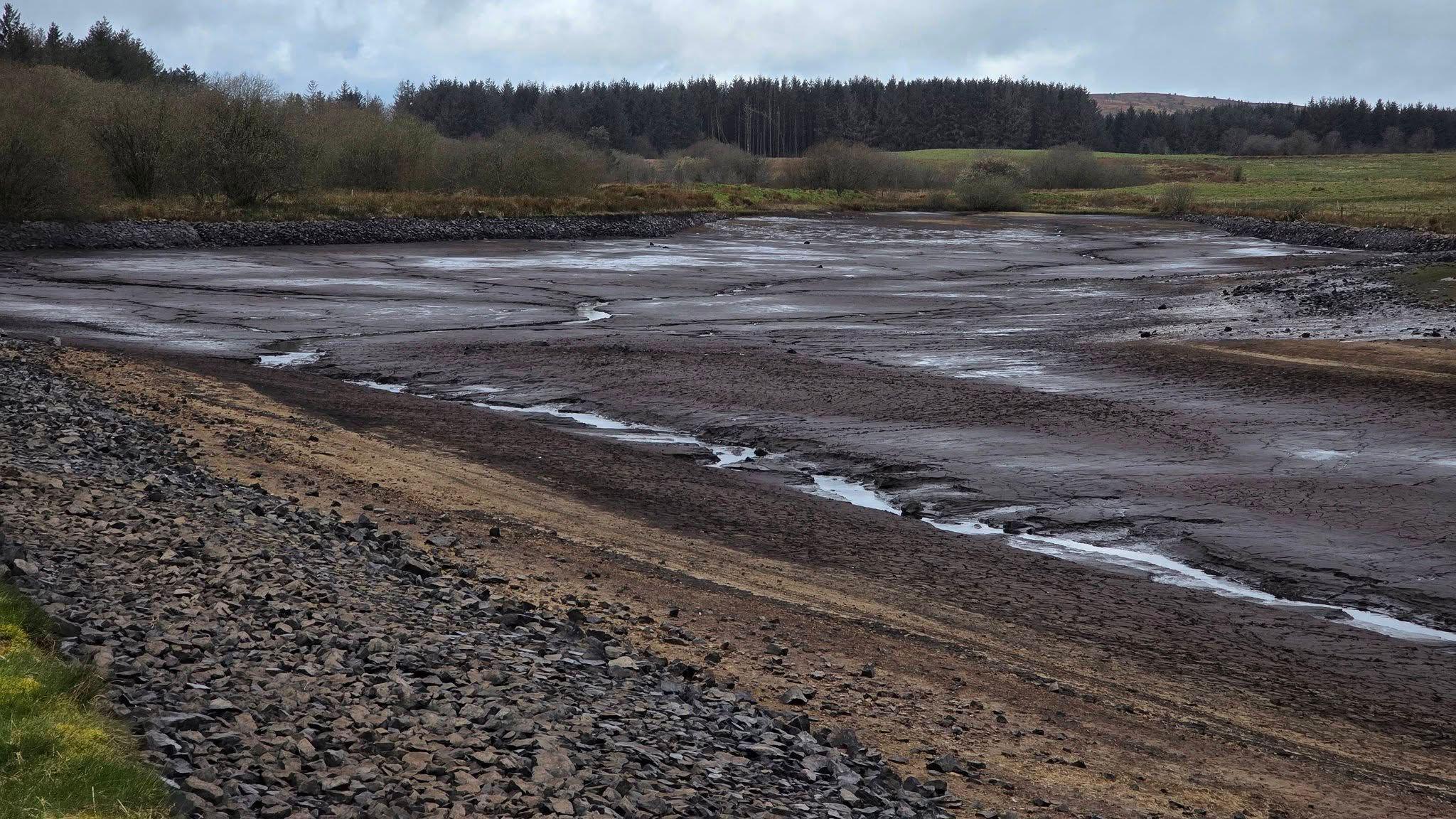 Llun cronfa ddŵr Nant-y-Ffrith wedi gwagio