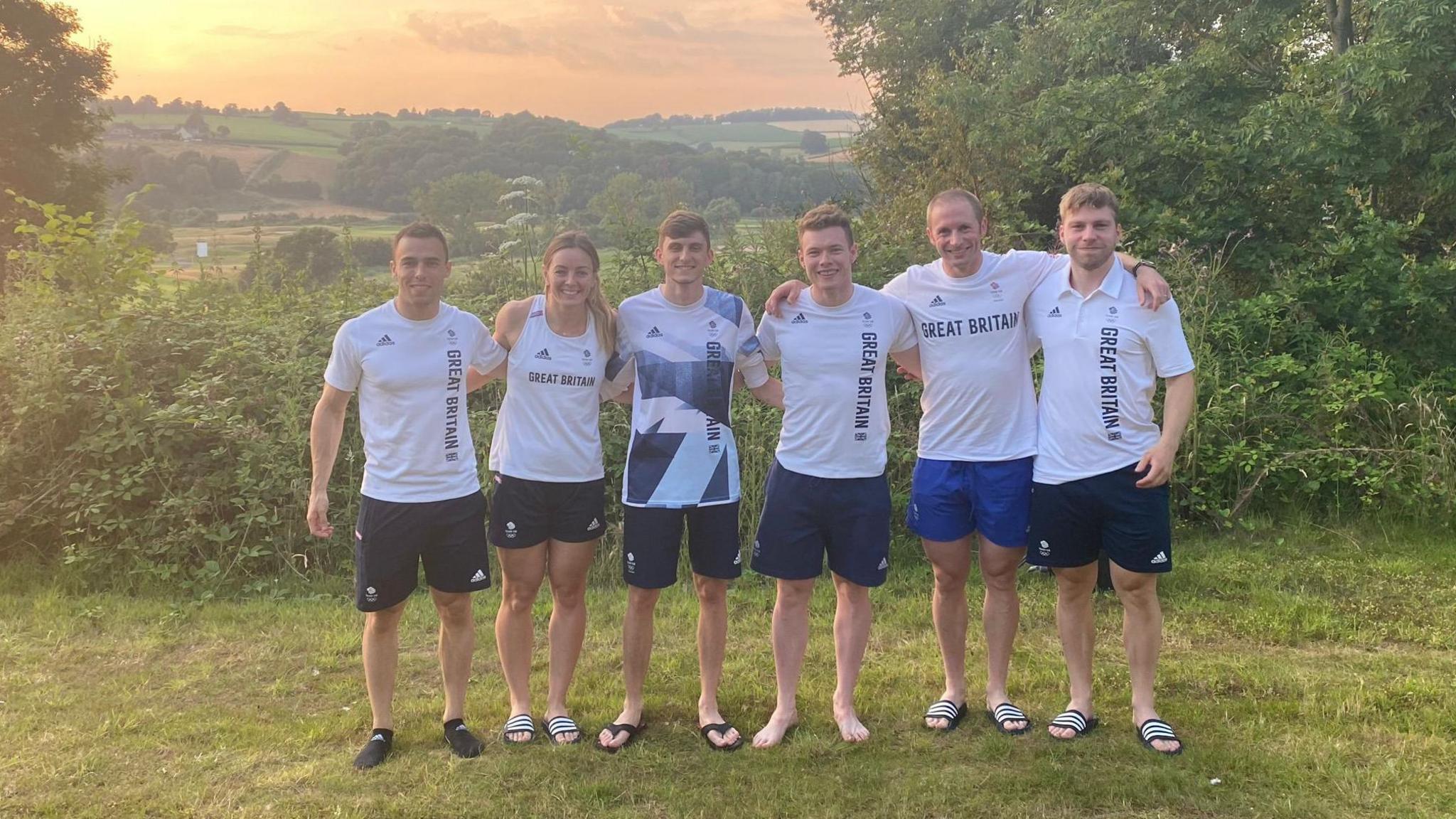 Rhys Llywelyn gydag aelodau o dim seiclo Prydain