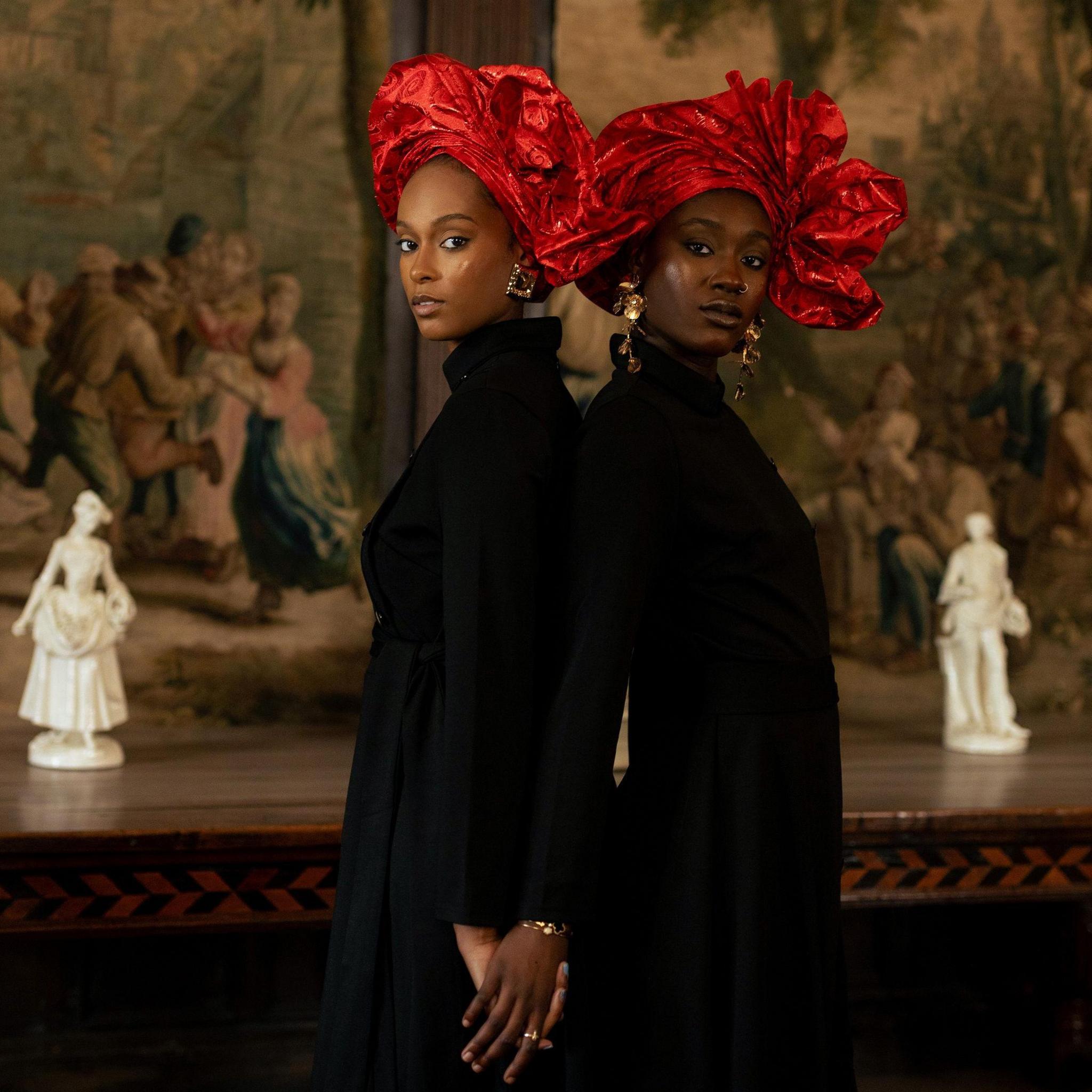 Dwy mewn penwisgoedd