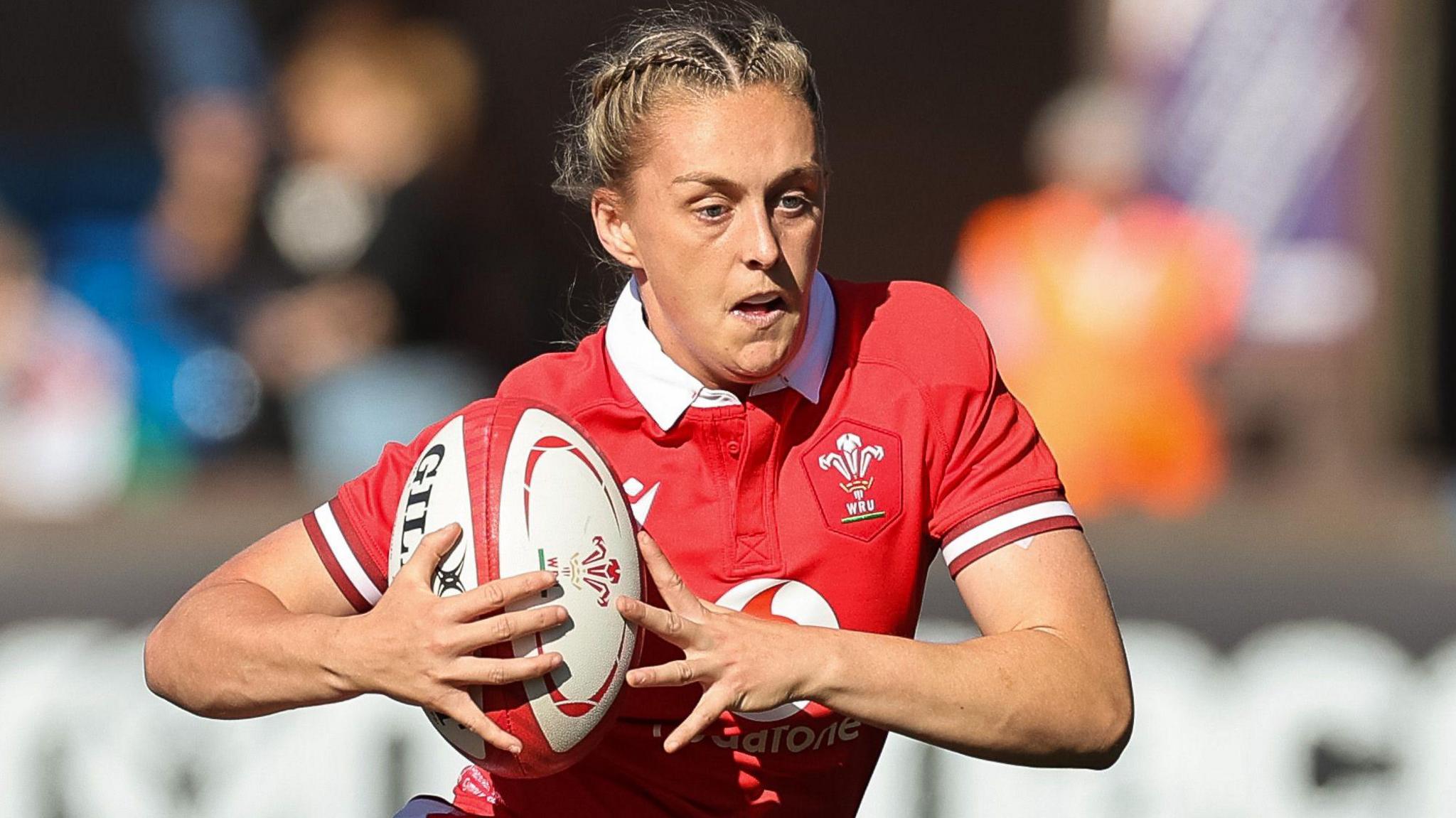 Hannah Jones carrying the ball for Wales