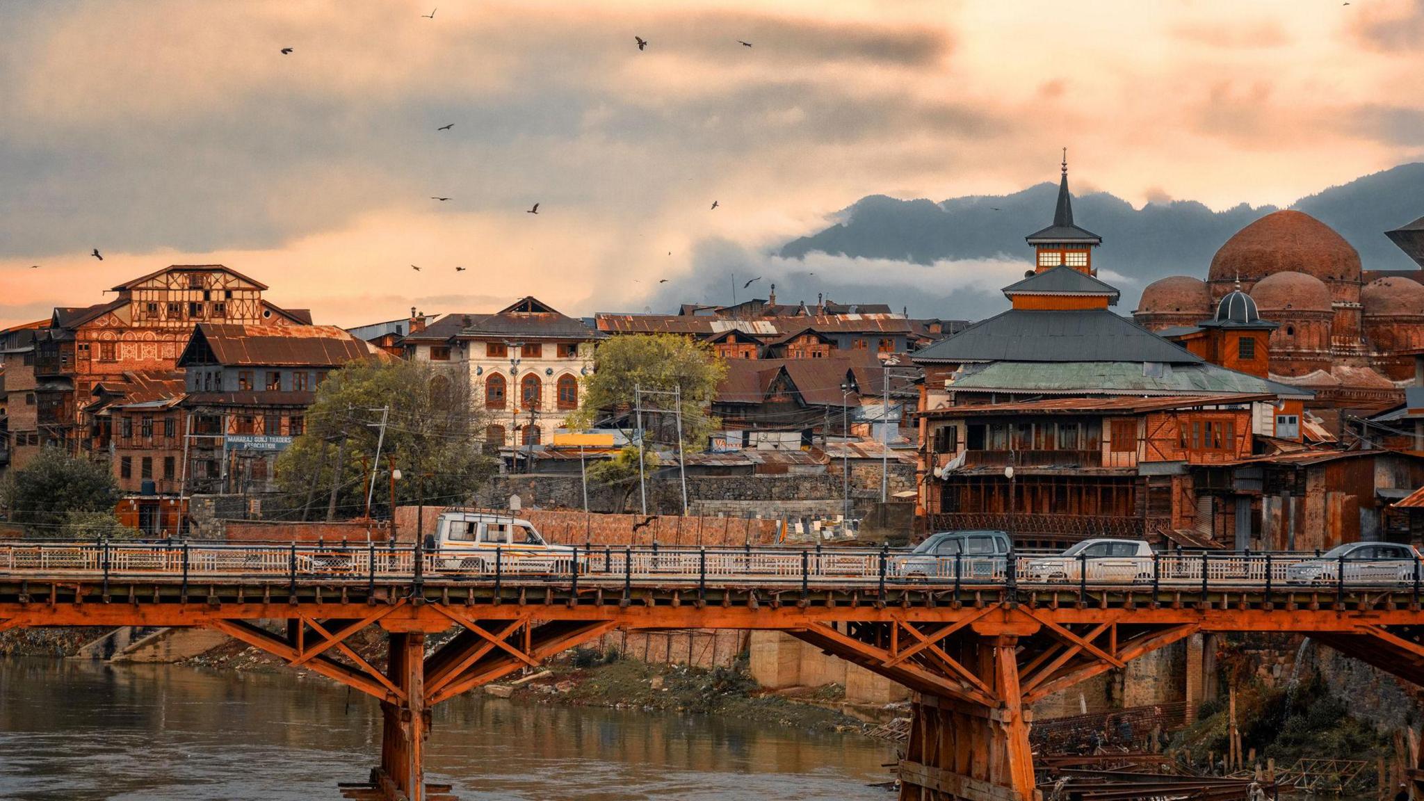 Srinagar, India surrounded by the wonderful mountains of Kashmir, Srinagar is famous for the floating houses and its islamic heritage. Here in particular the Old Town