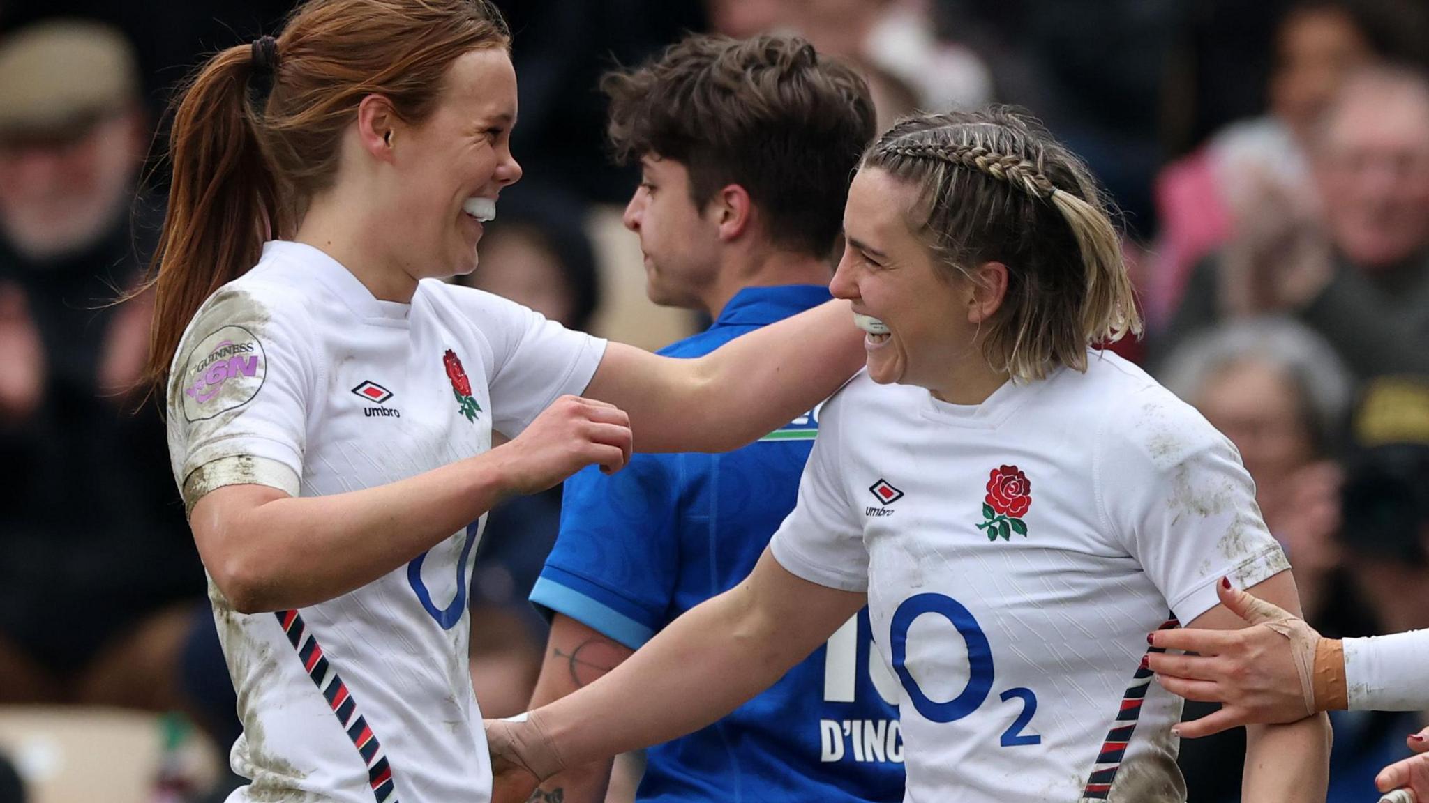 England celebrate a try against Italy