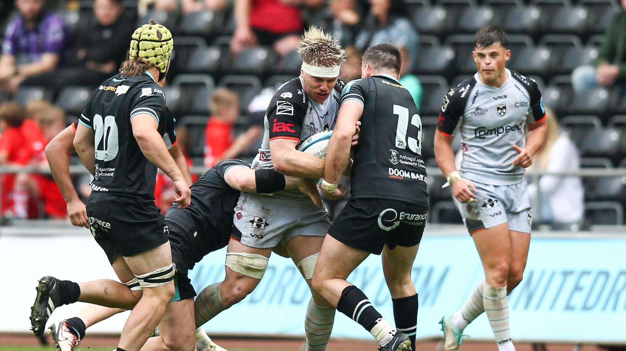 Aaron Wainwright runs into Ospreys players