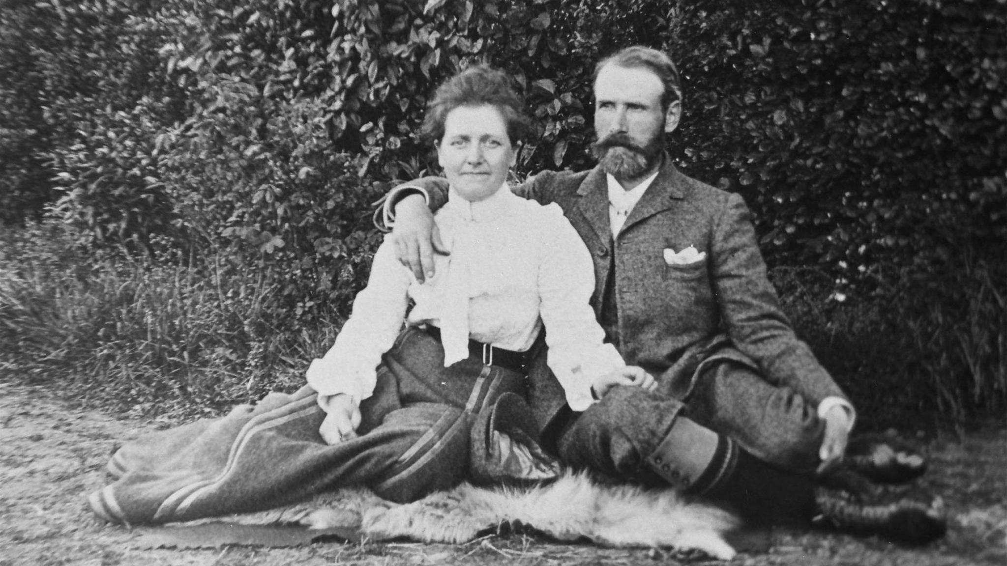 George Taylor Bruce agus a bhean Lottie nan suidhe ann an gàrradh na sgoile ann an 1902