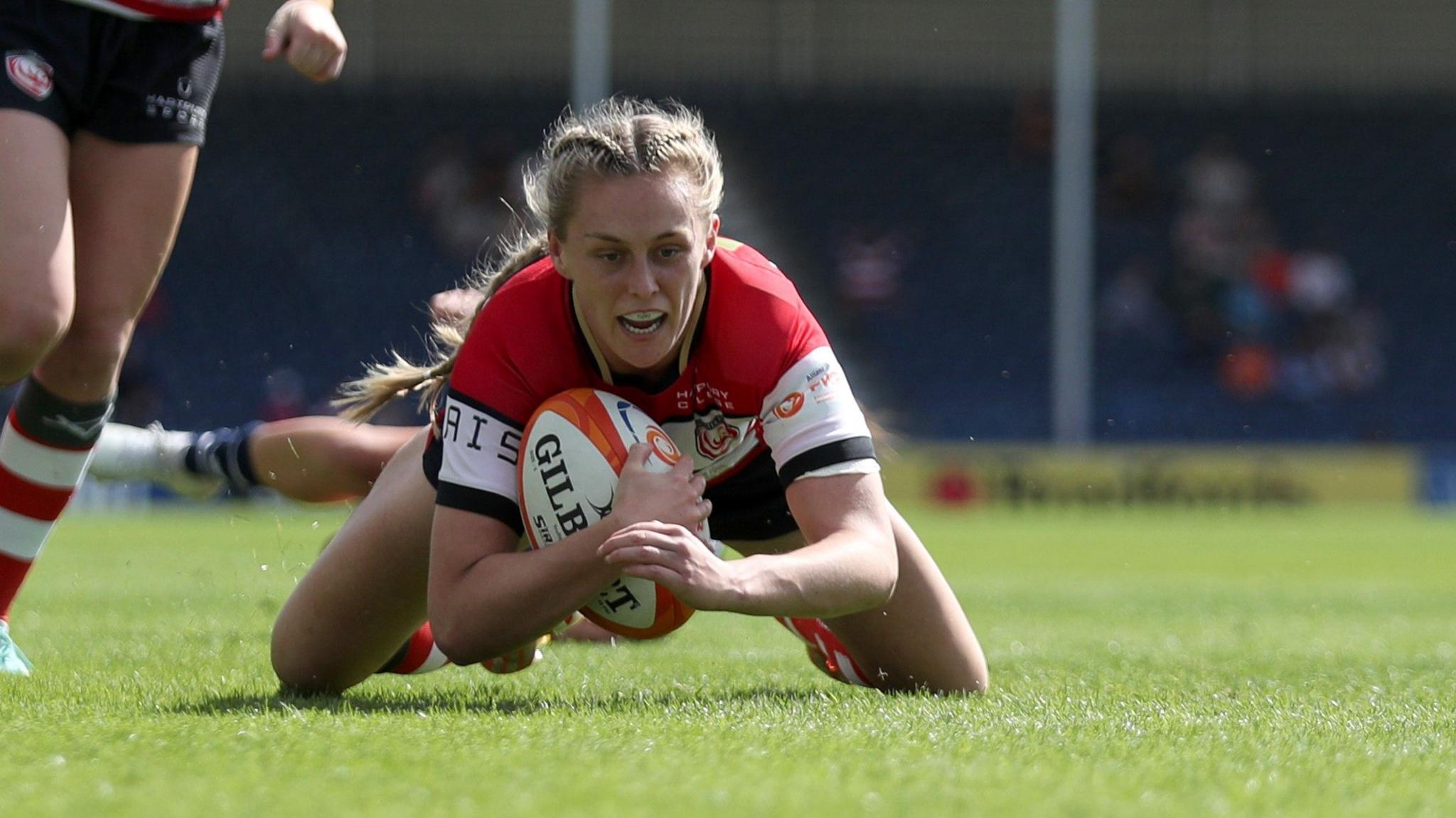 Hannah Jones scores a try for Gloucester-Hartpury