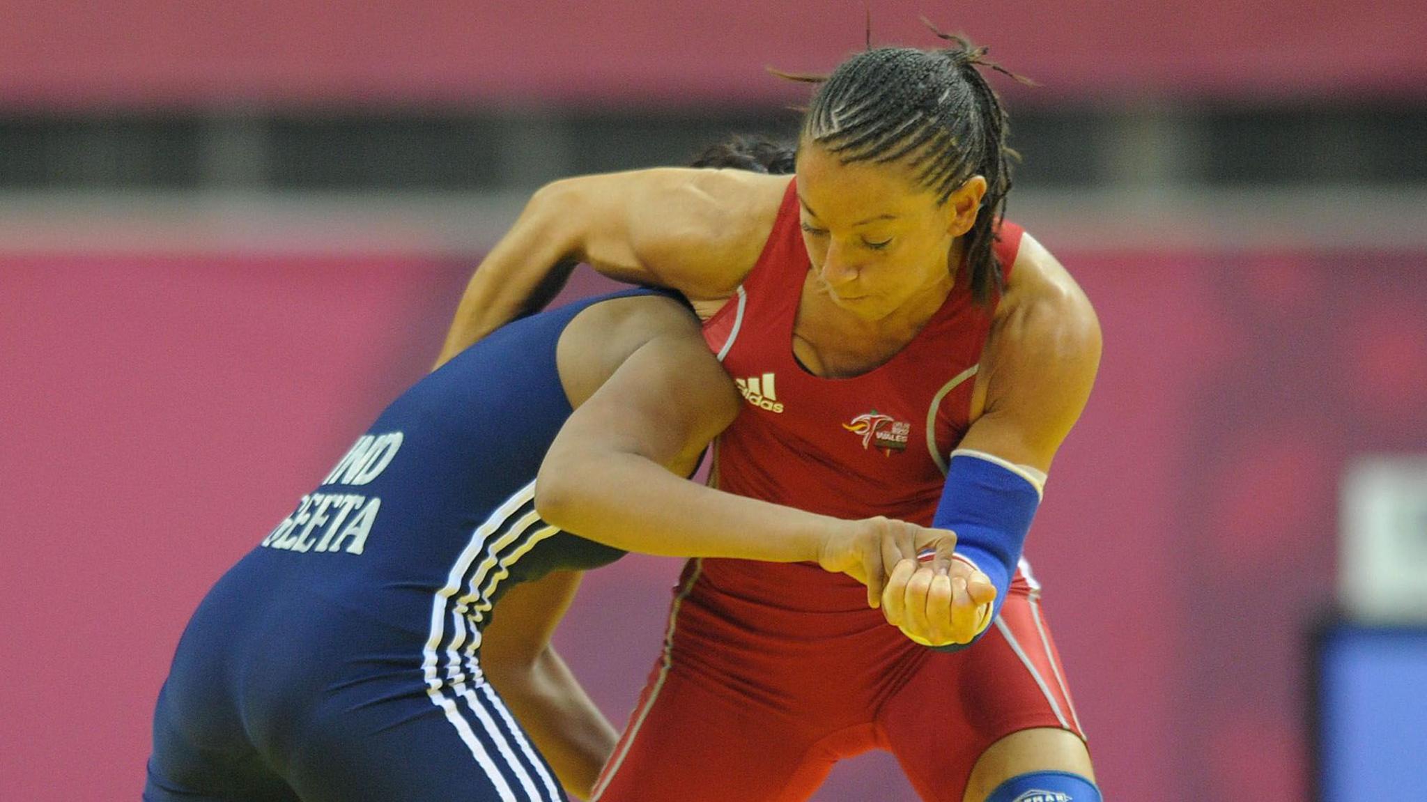 Non Evans in wrestling action at the 2010 Commonwealth Games