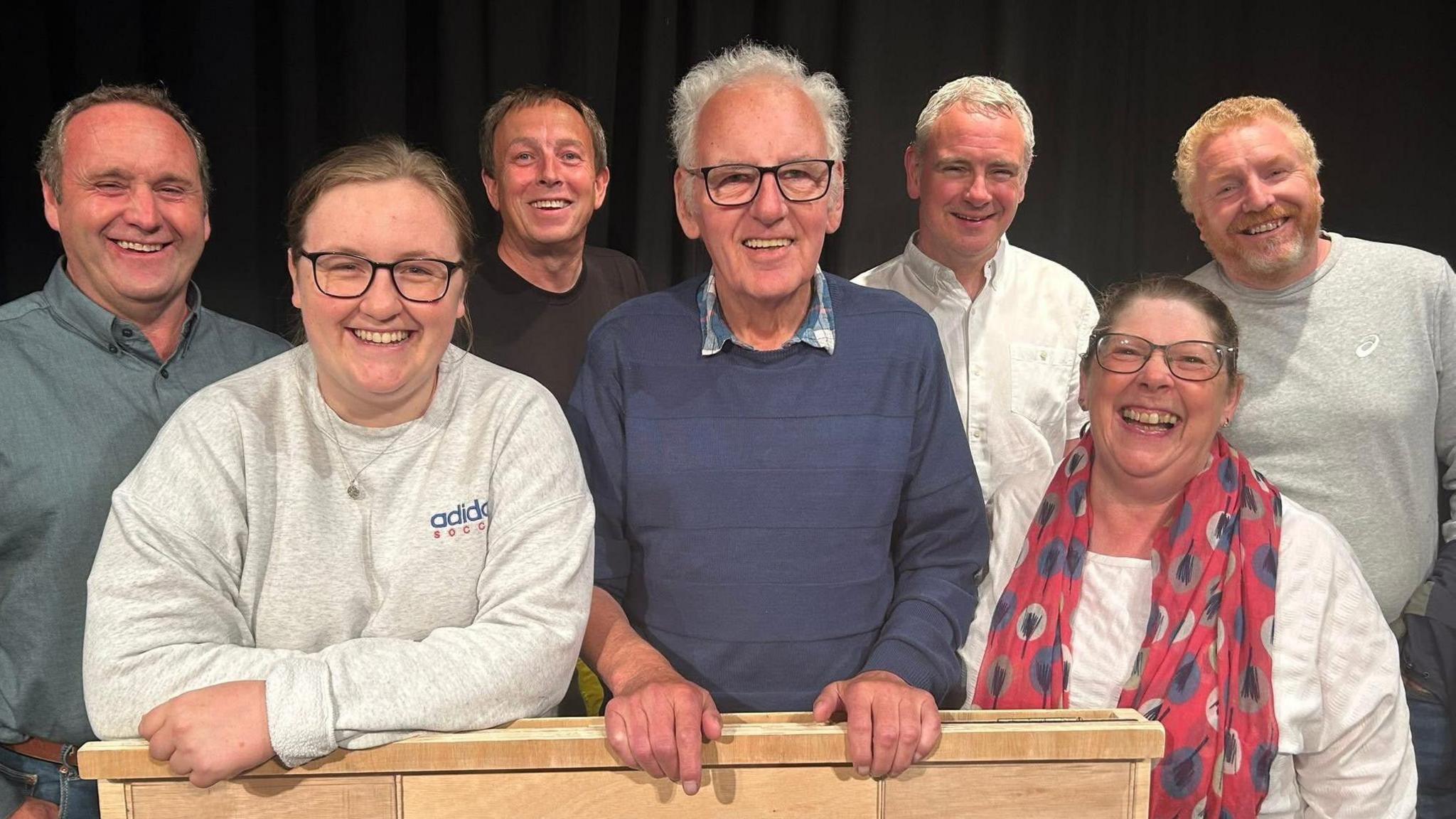 Noel Thomas yn cyfarfod cast y ddrama yn Theatr Fach Llangefni