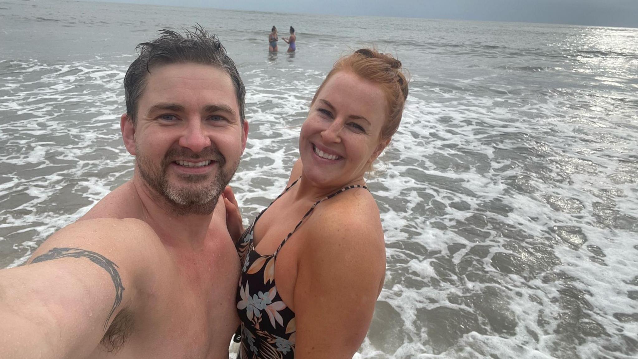 Dan (chwith) ac Anna (dde) yn y môr cyn y ddamwain.