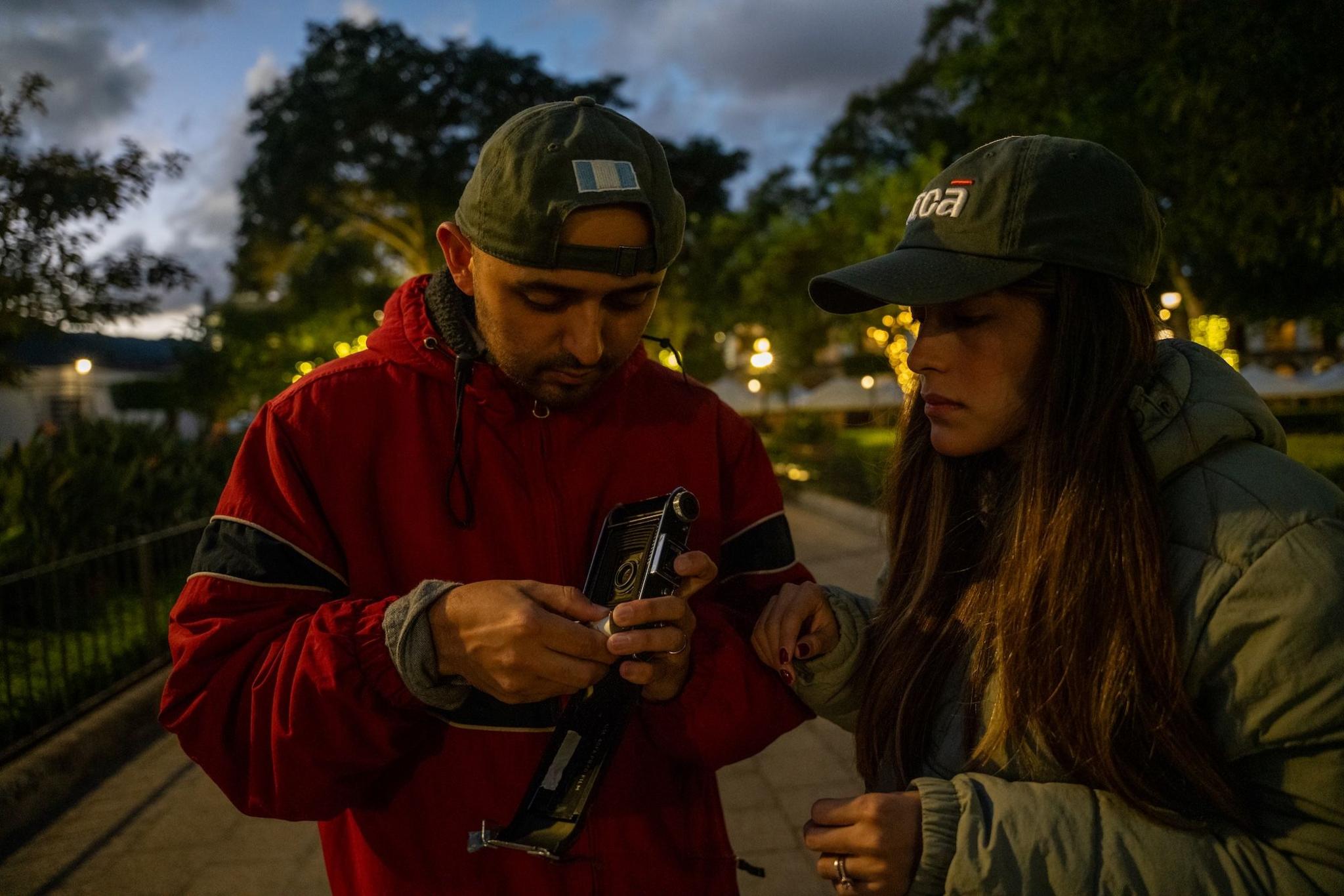 Fabriccio Díaz and Lucía Ramírez are loading film into a camera that was made in the 1930s, which they were allowed to borrow from a camera store and try out. 