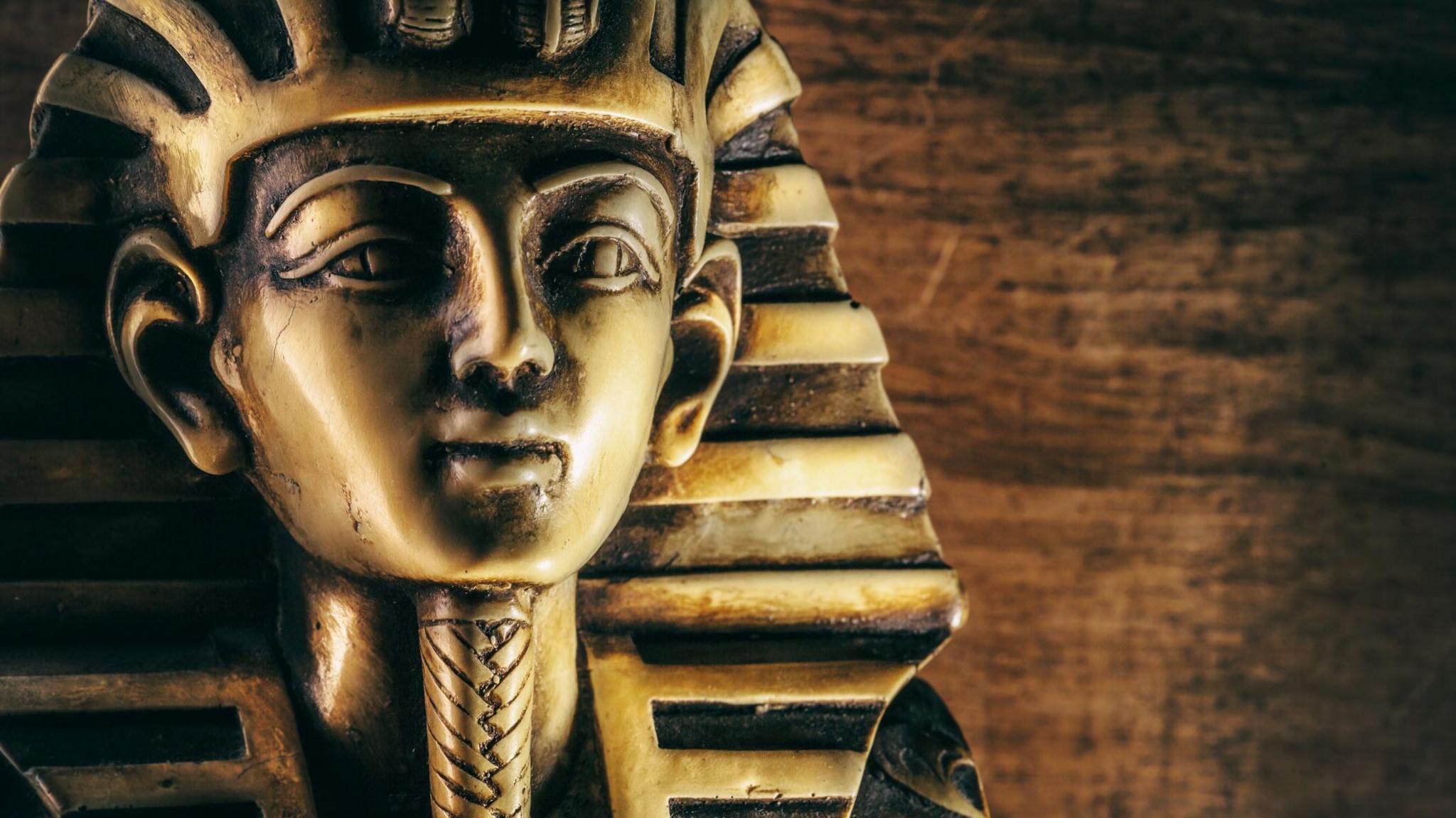 Stone pharaoh tutankhamen mask