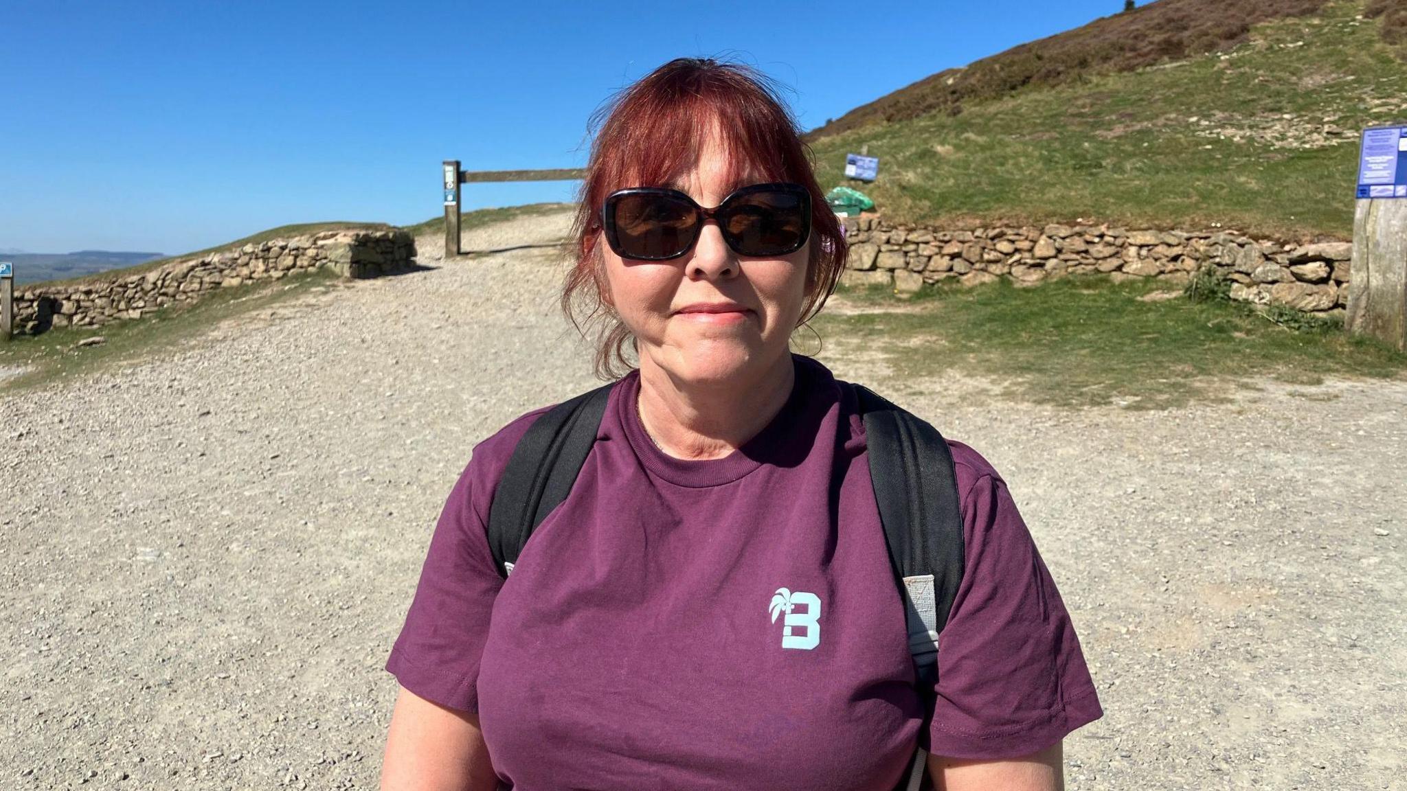 Llun Sara Mak ar lwybr i fyny'r mynydd
