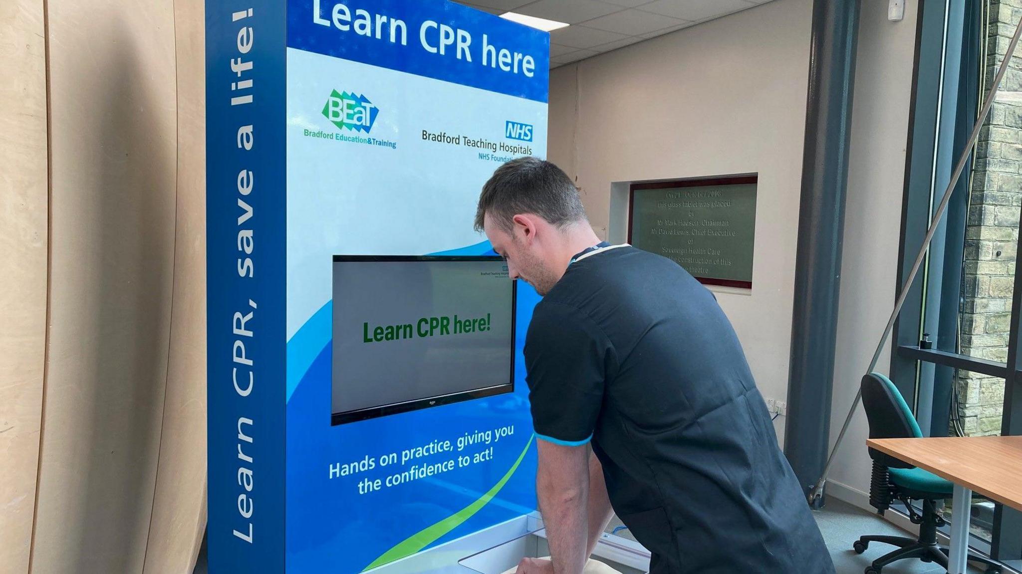 Jørgen Moore using the CPR kiosk