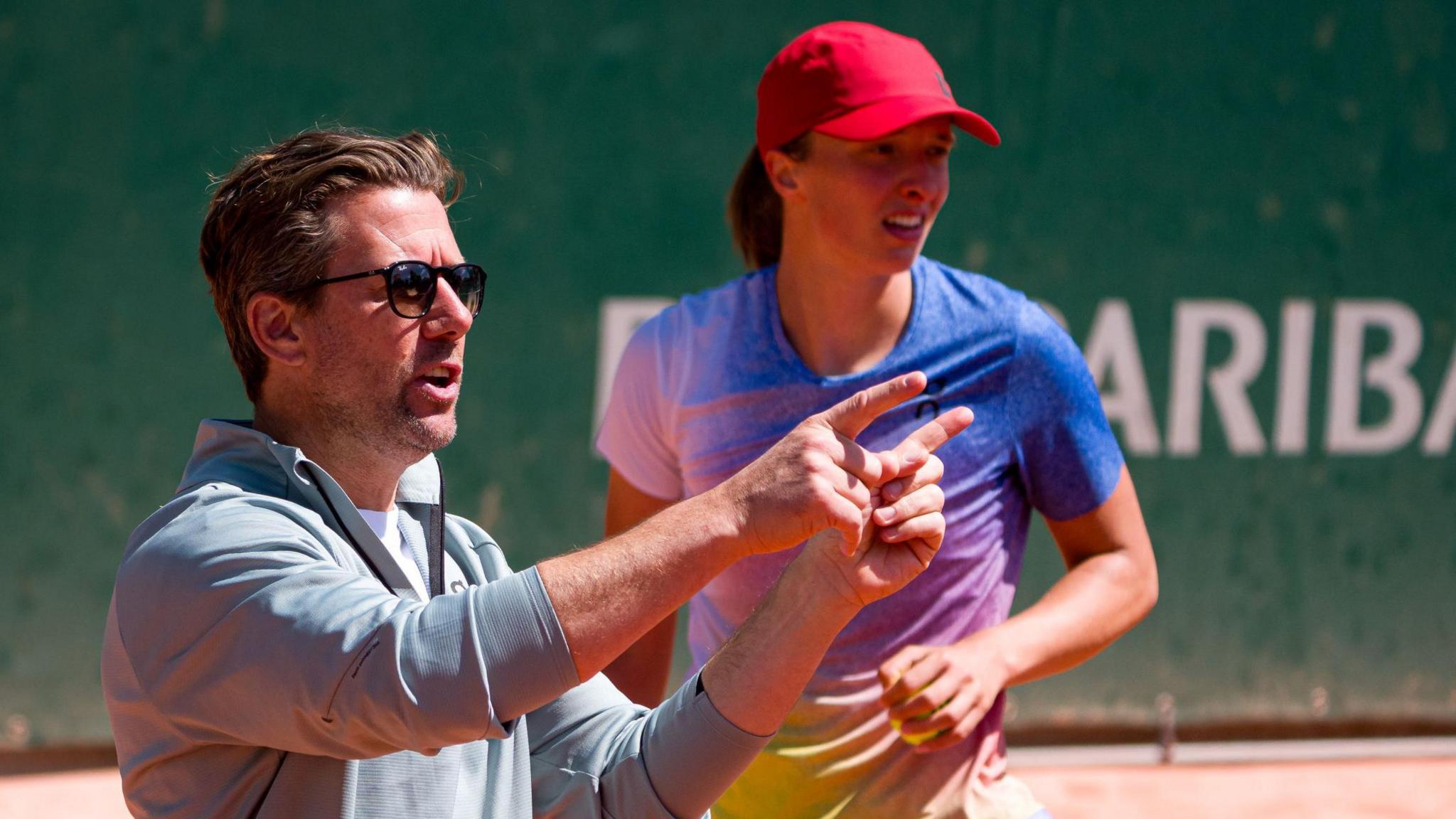 Wim Fissette gives instructions to Iga Swiatek