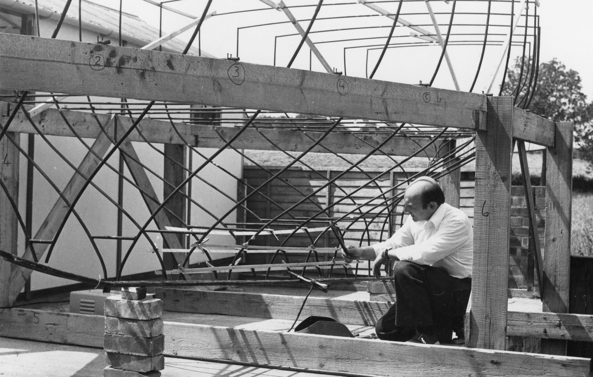 Les Holmes building the frame of the boat