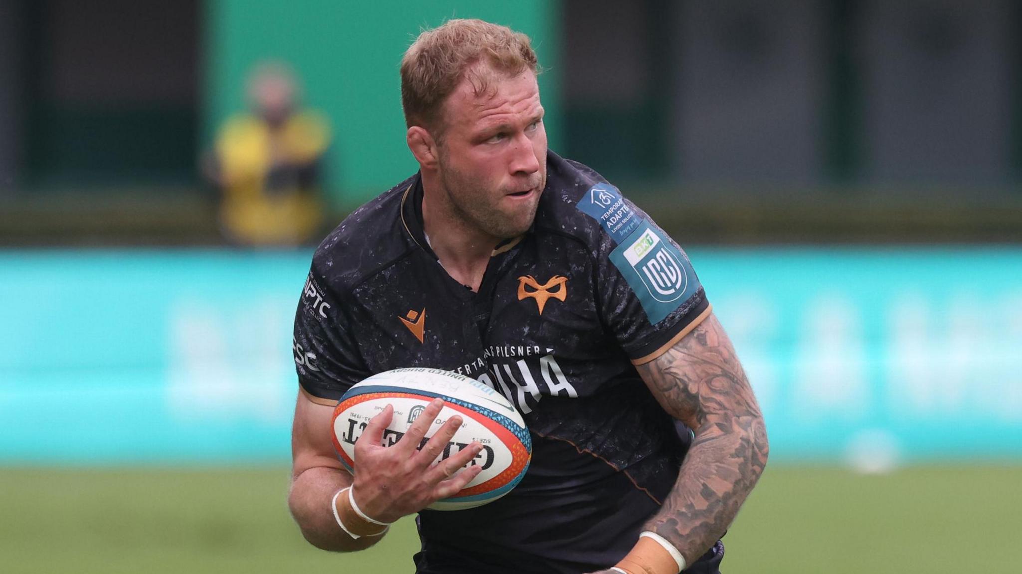 Ross Moriarty runs with the ball 