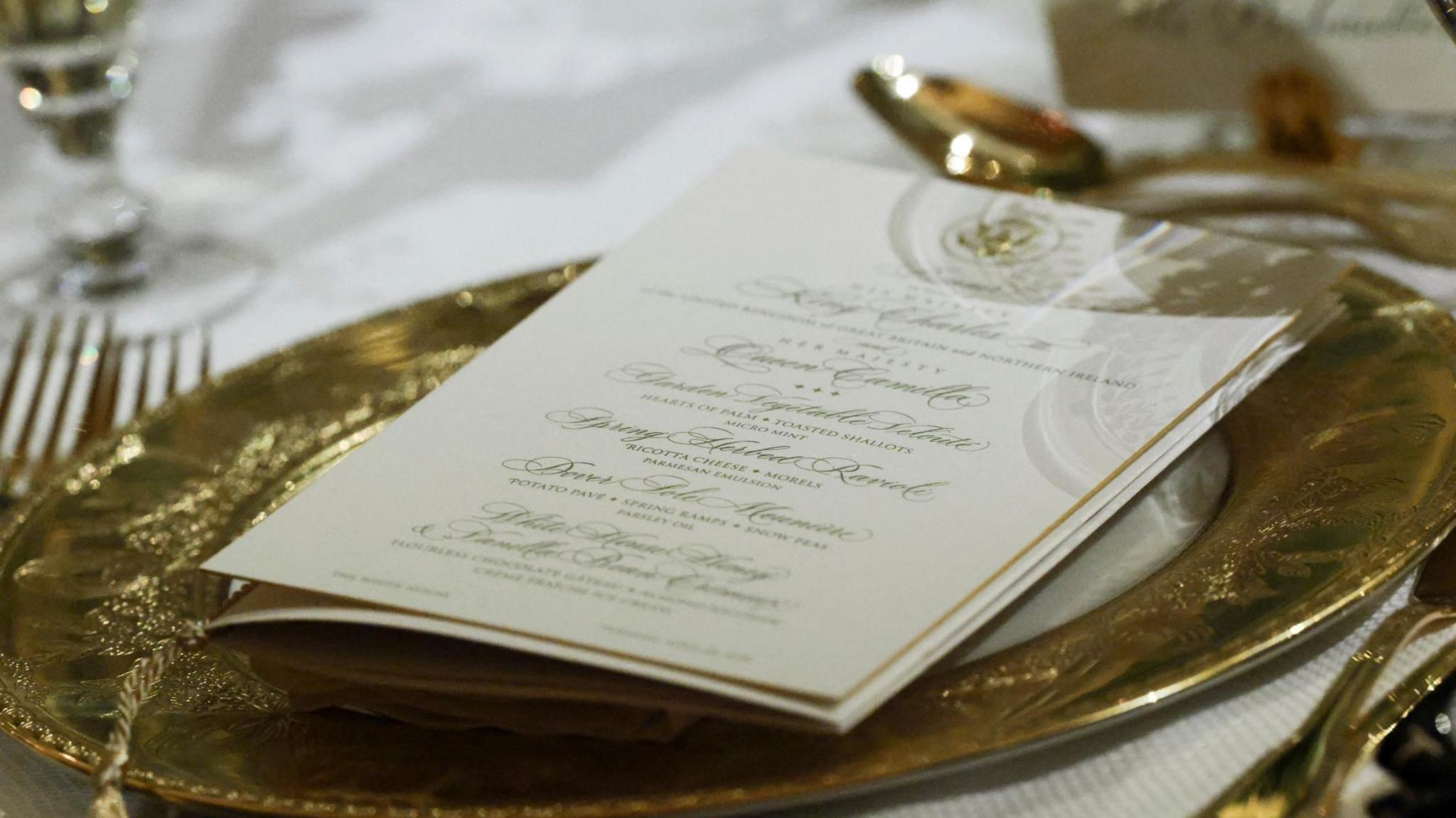 Një menu dhe vendosje e vendit gjatë një darke shtetërore për Mbretin Charles dhe Mbretëreshën Camilla të Britanisë në Shtëpinë e Bardhë në Uashington, DC, SHBA, 28 prill 2026. REUTERS/Evelyn Hockstein

