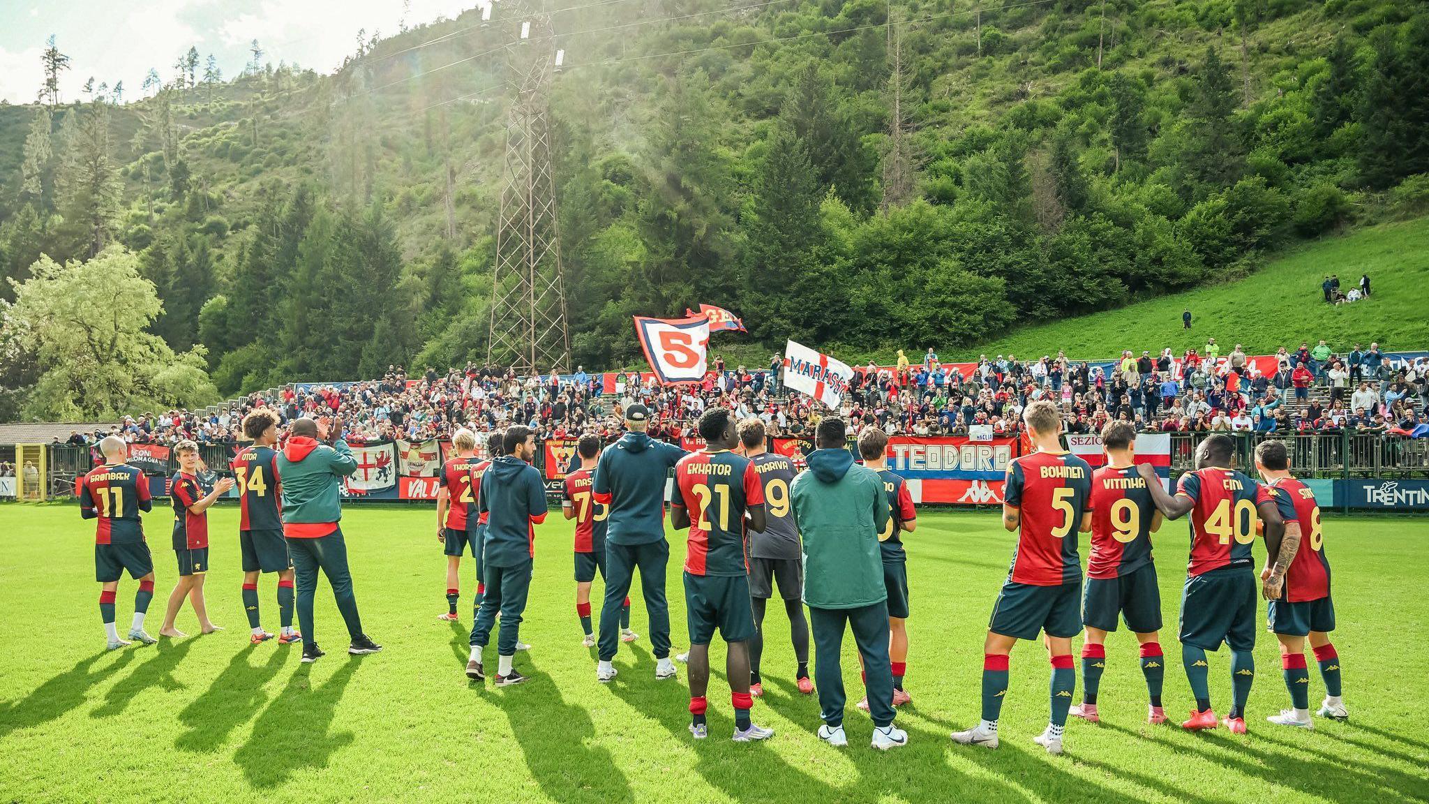 Genoa players applaud fans