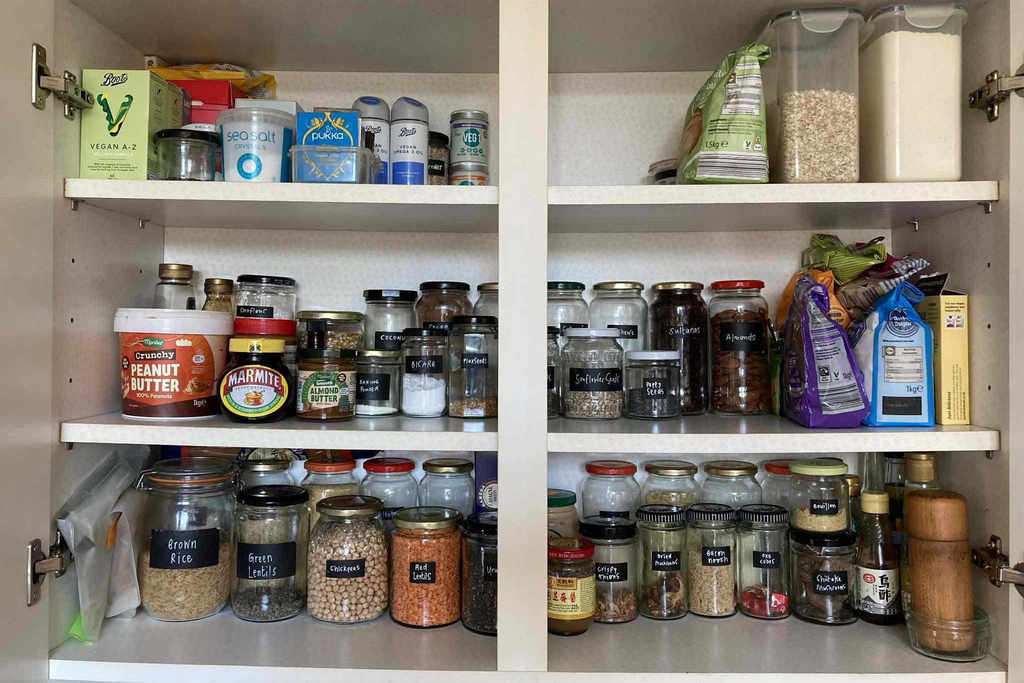 Cwpwrdd bwyd llawn jariau