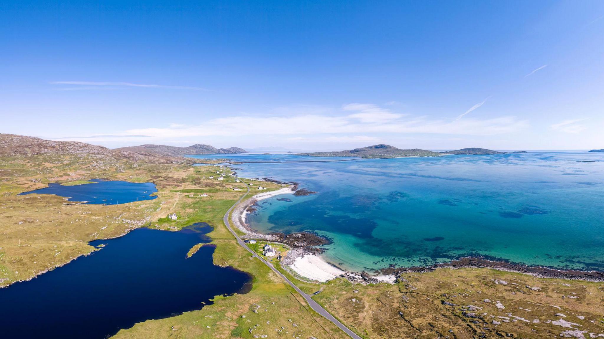 Ceann a deas Uibhist a Deas a' coimhead air Èirisgeidh agus Barraigh bhon adhar