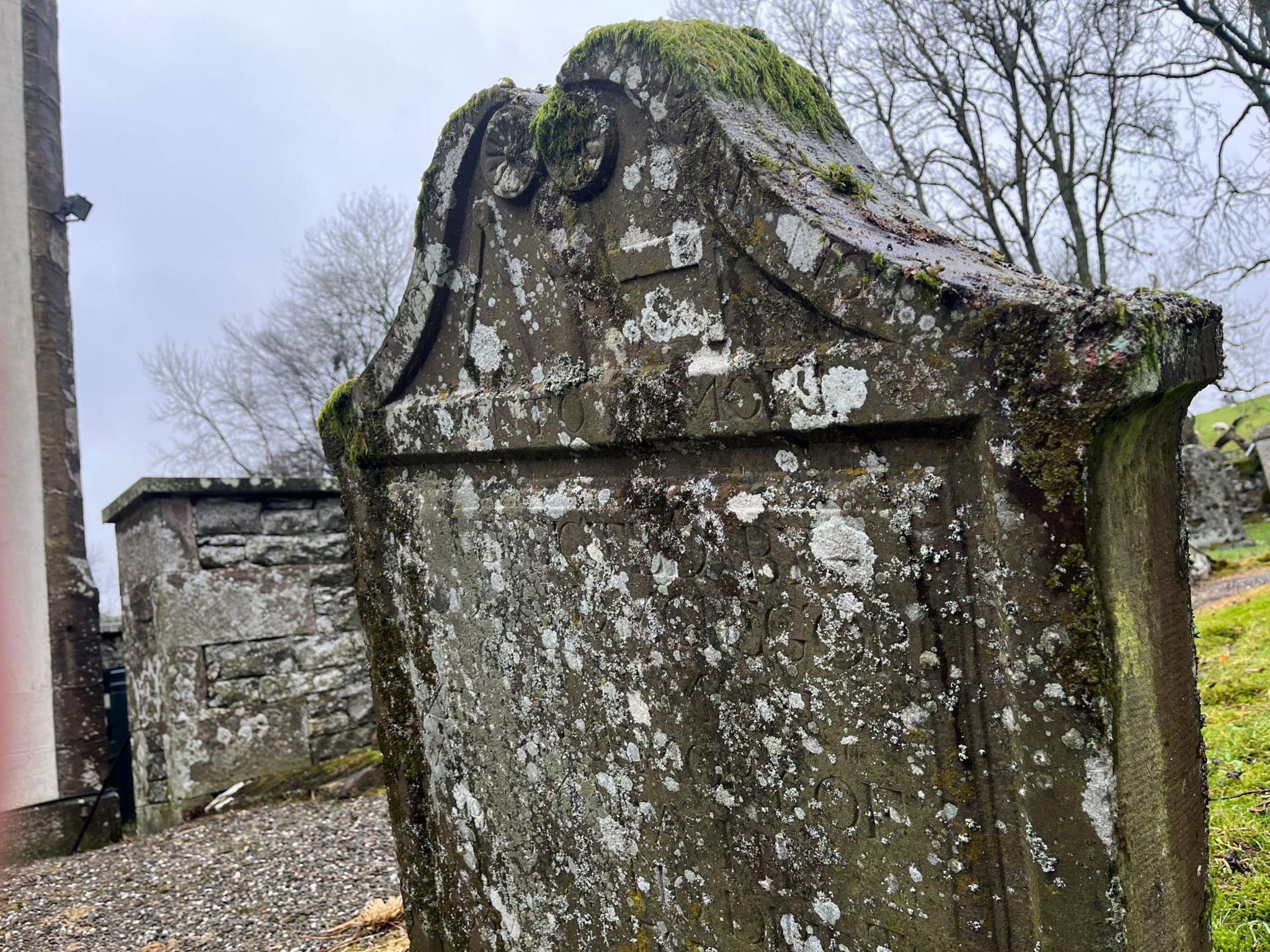 Dealbh eile den chloich-uaighe